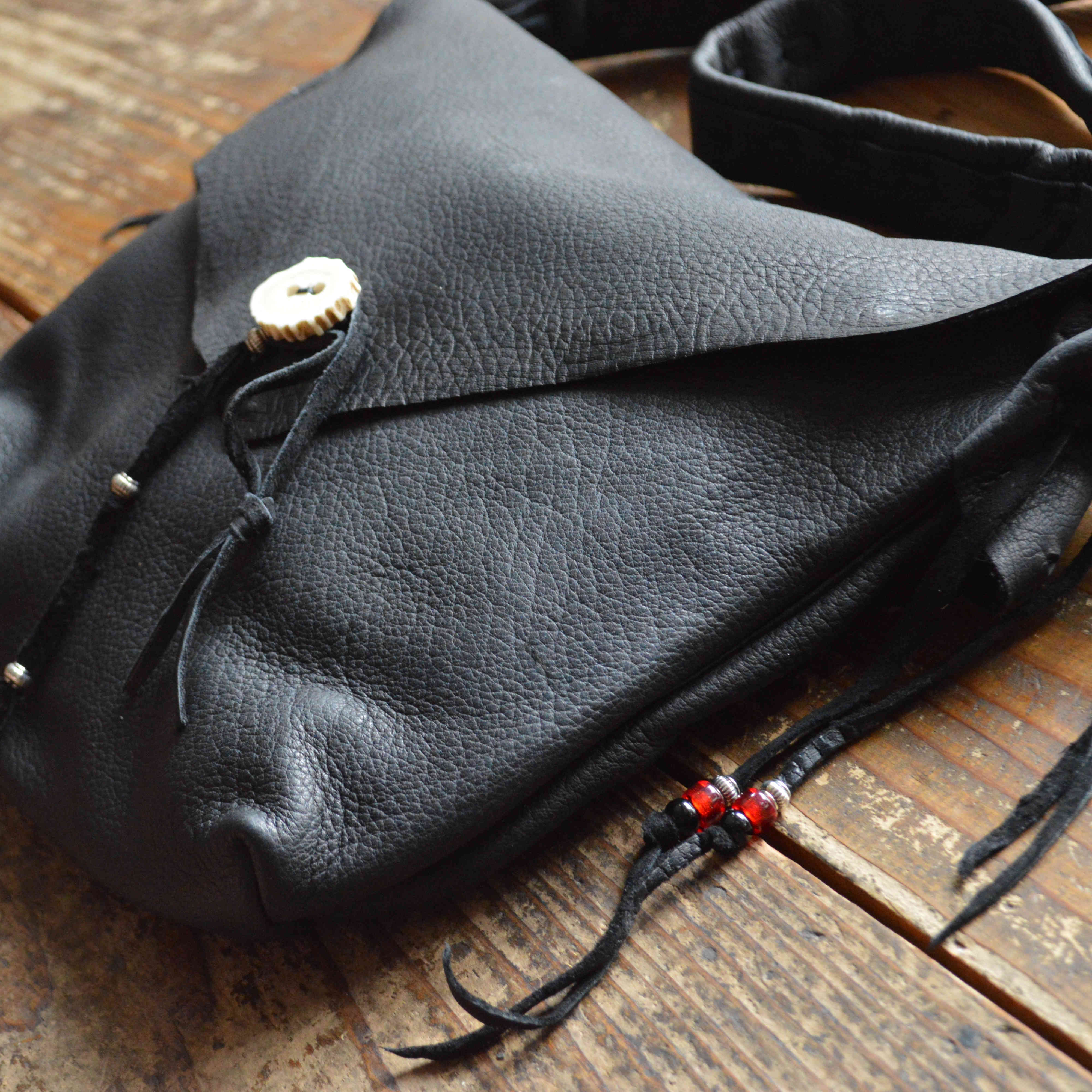 Nasngwam.×early morning / DEARSKIN MESSENGER BAG (BLACK)