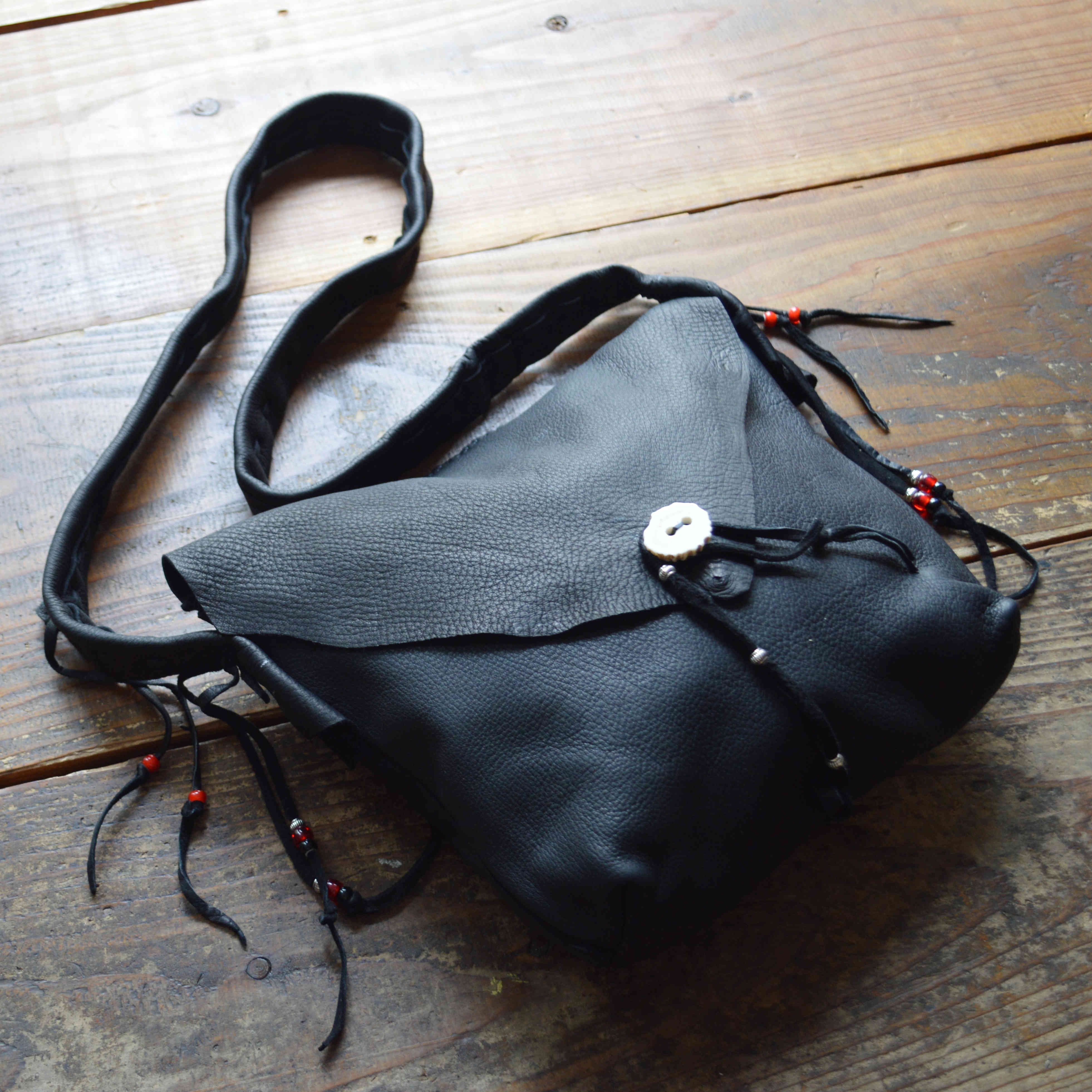 Nasngwam.×early morning / DEARSKIN MESSENGER BAG (BLACK)