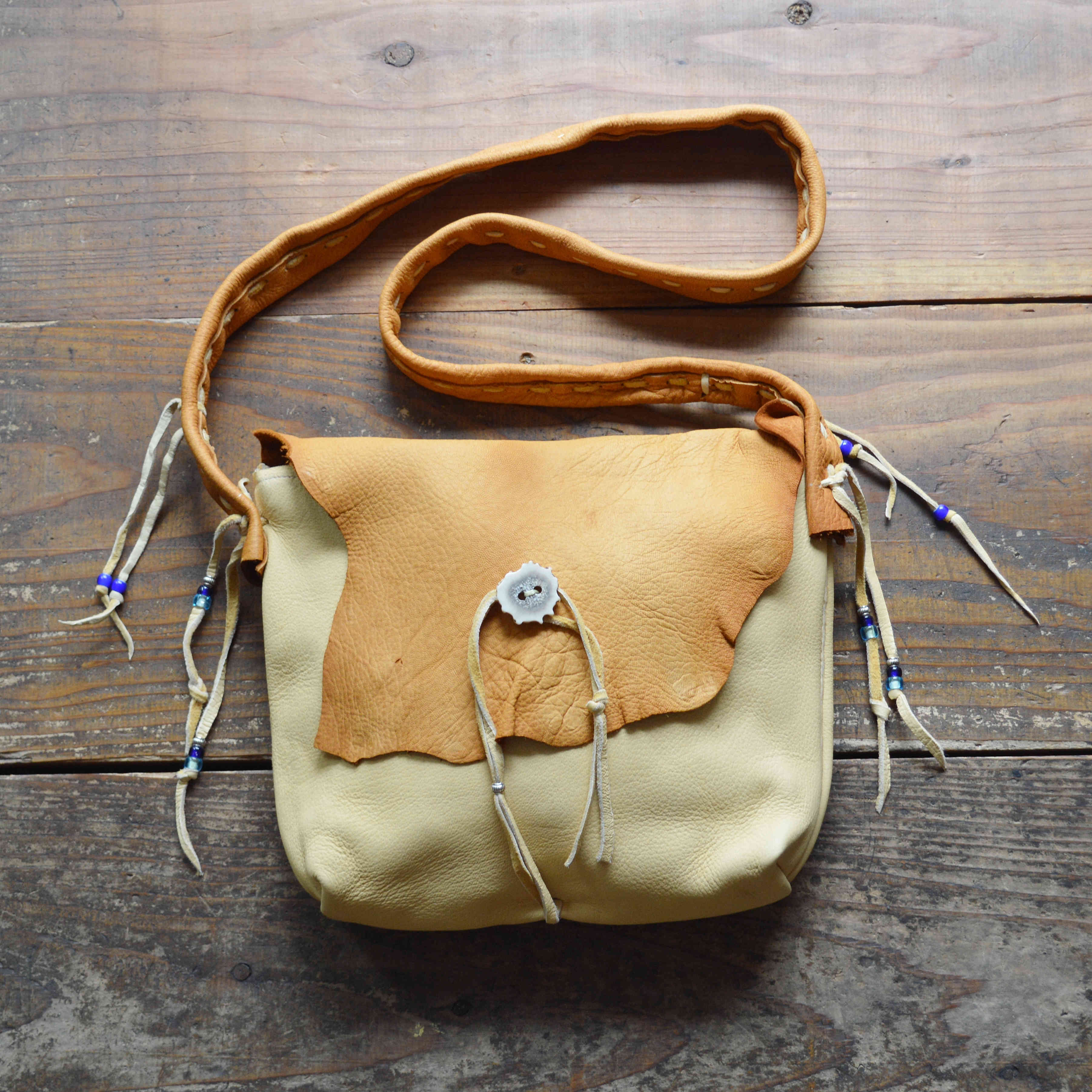 Nasngwam.×early morning / DEARSKIN MESSENGER BAG (CAMEL)