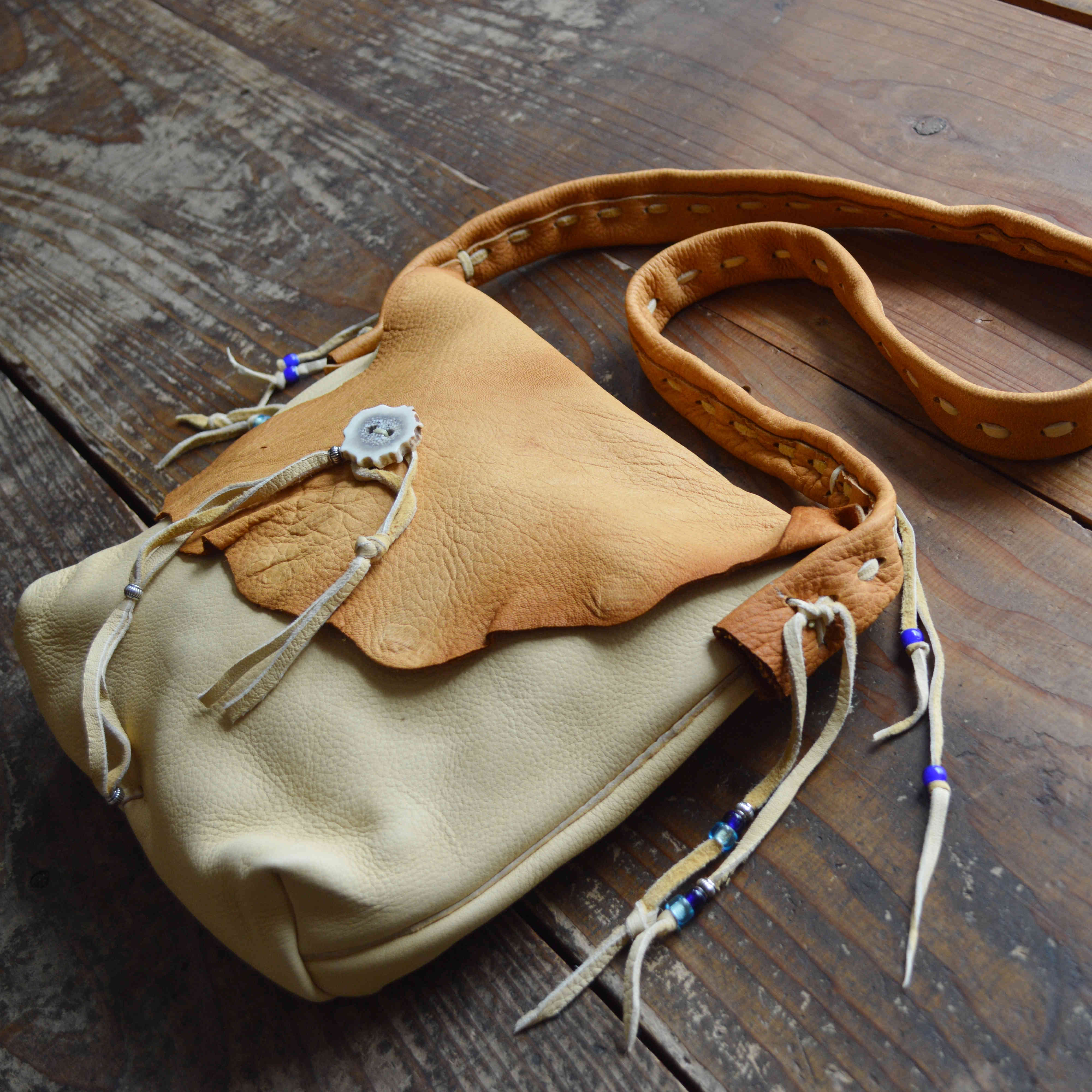 Nasngwam.×early morning / DEARSKIN MESSENGER BAG (CAMEL)