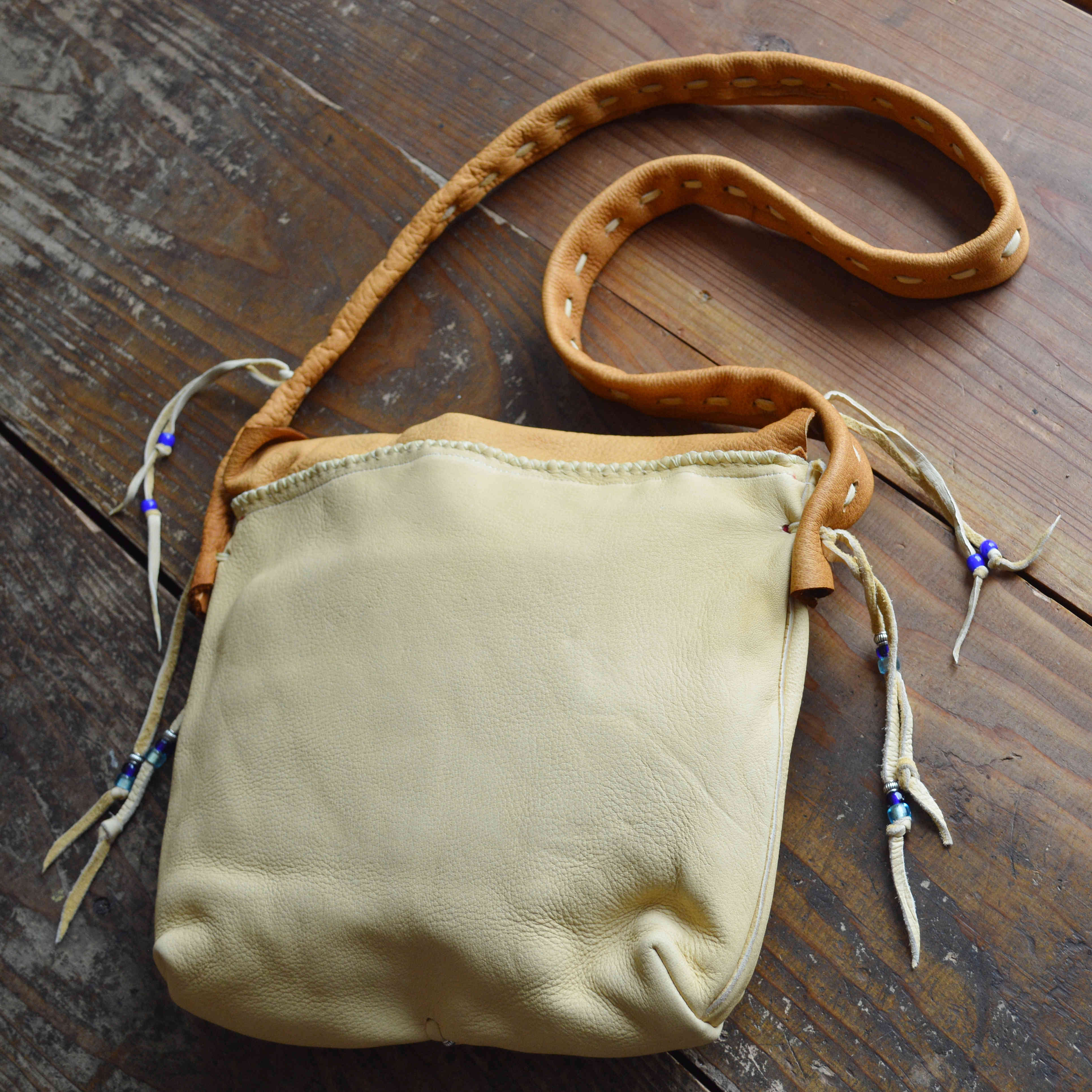 Nasngwam.×early morning / DEARSKIN MESSENGER BAG (CAMEL)