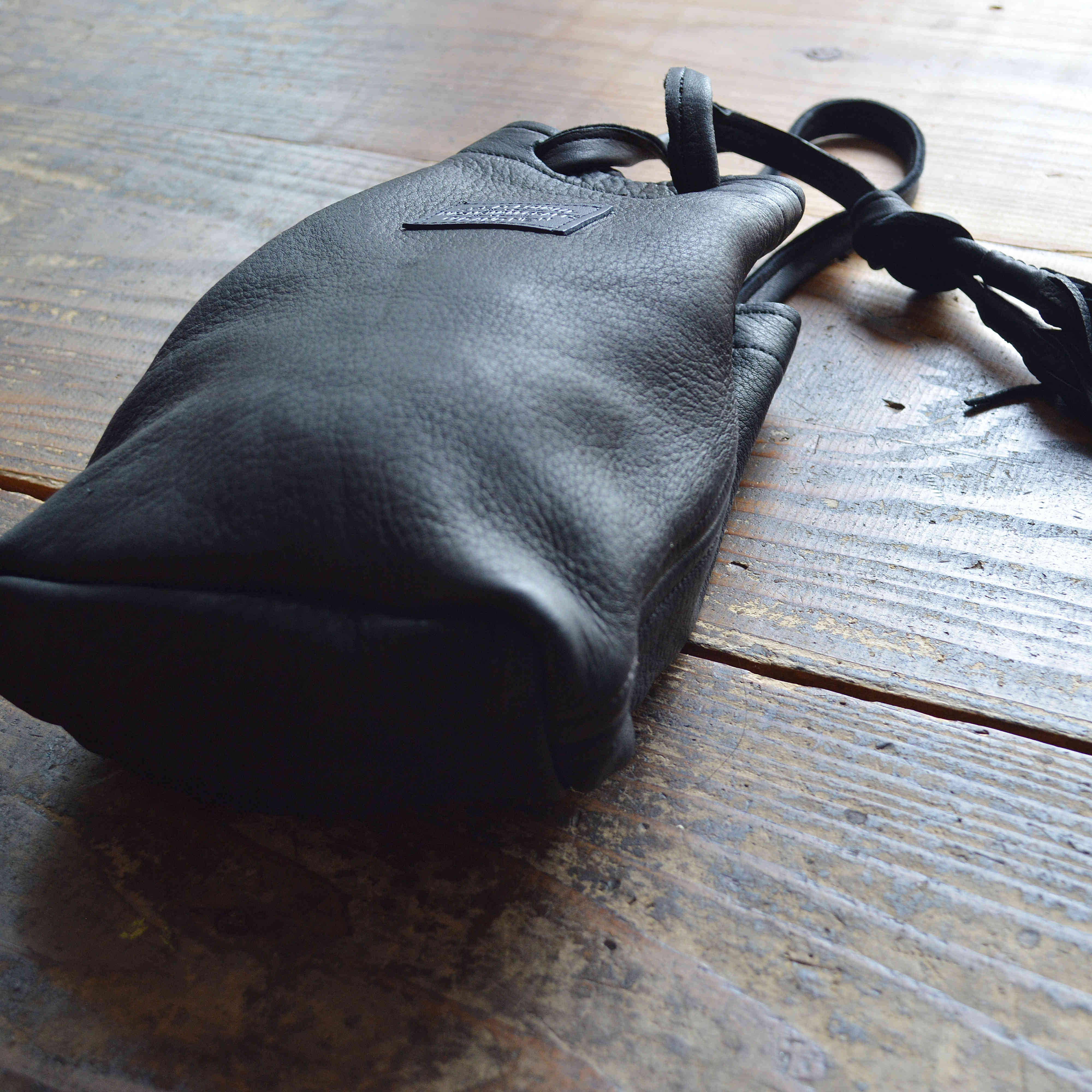 Nasngwam.×early morning / DEARSKIN WHISKY BAG (BLACK)