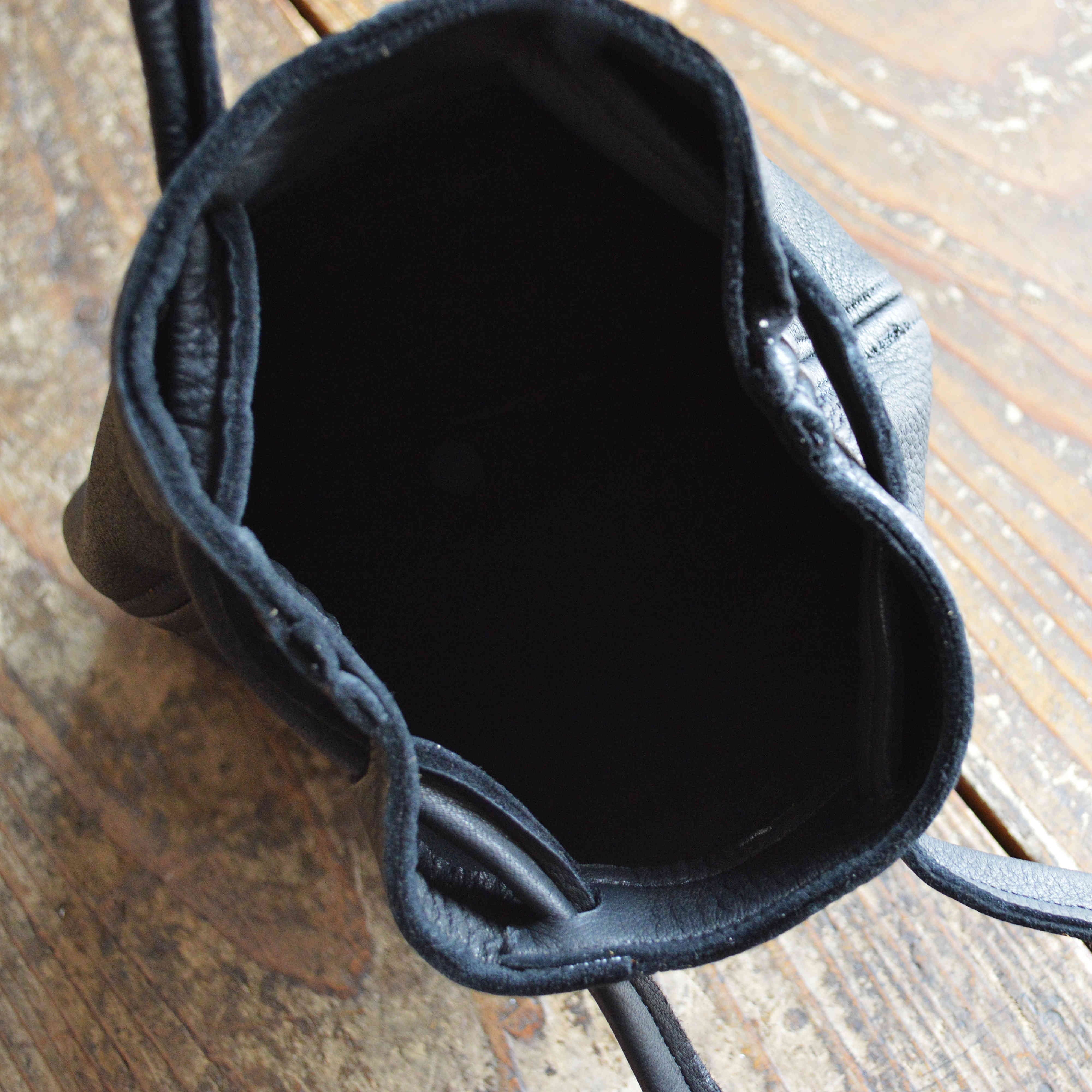 Nasngwam.×early morning / DEARSKIN WHISKY BAG (BLACK)