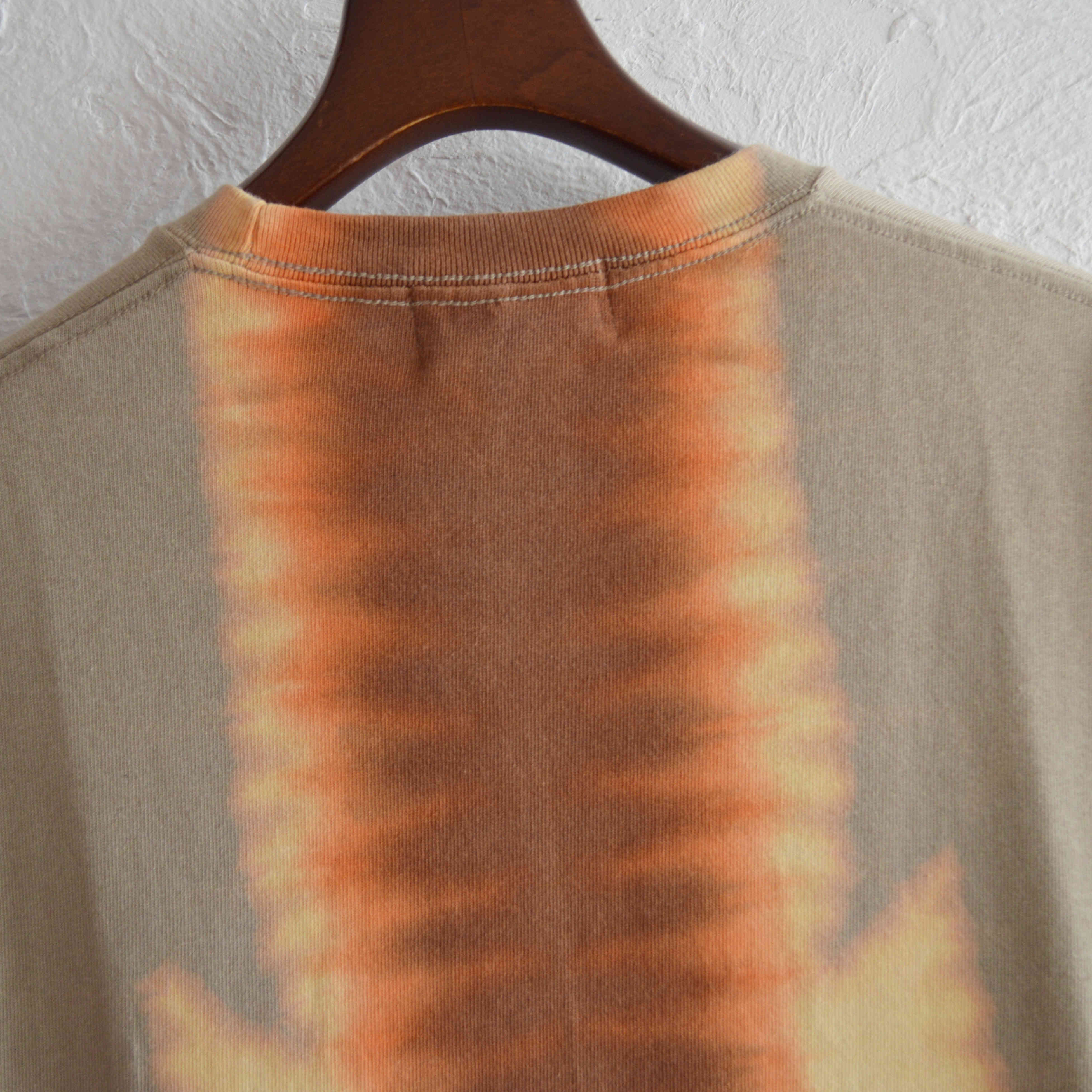 Nasngwam.×JAVARA / CANYON TEE (SAND)