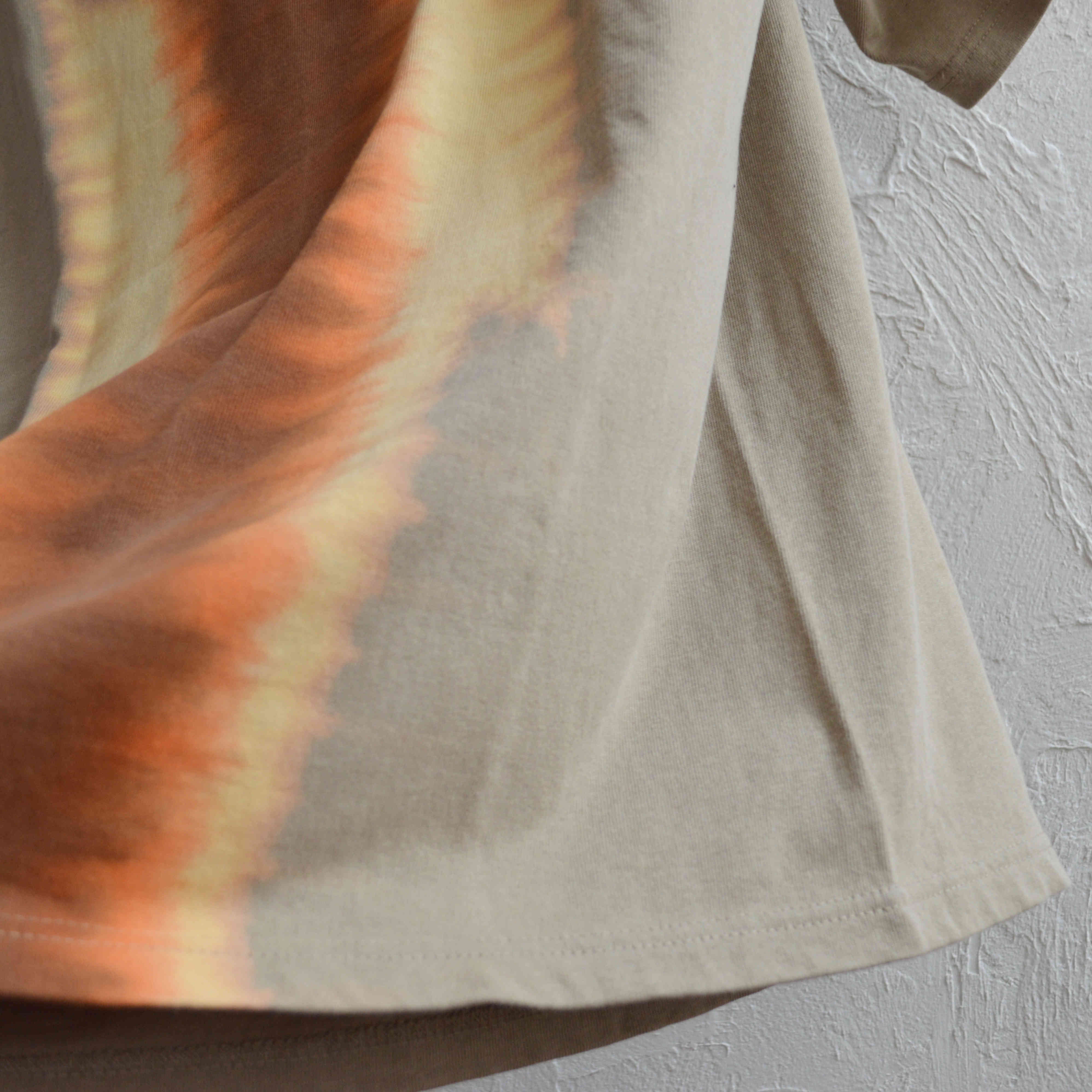Nasngwam.×JAVARA / CANYON TEE (SAND)