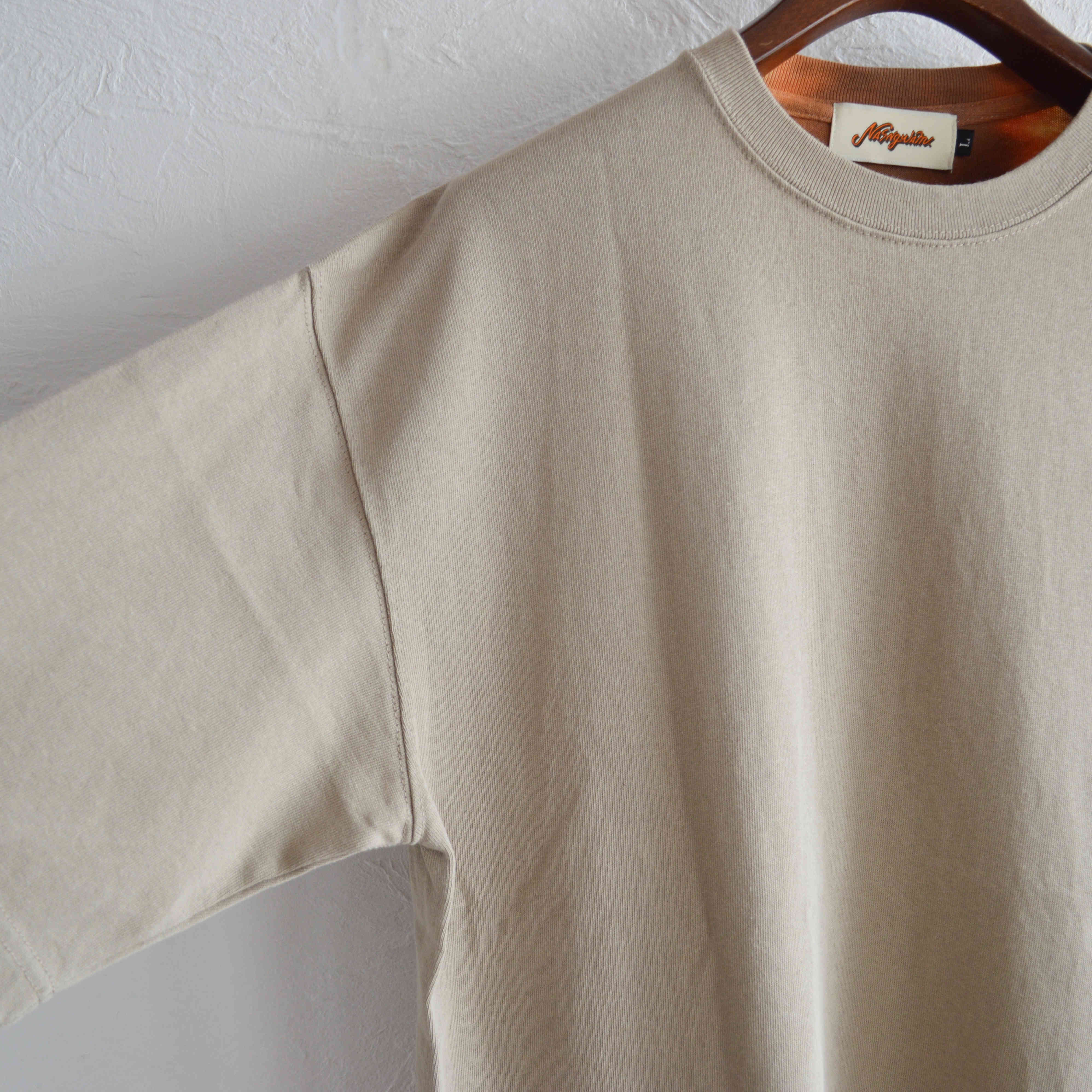 Nasngwam.×JAVARA / CANYON TEE (SAND)