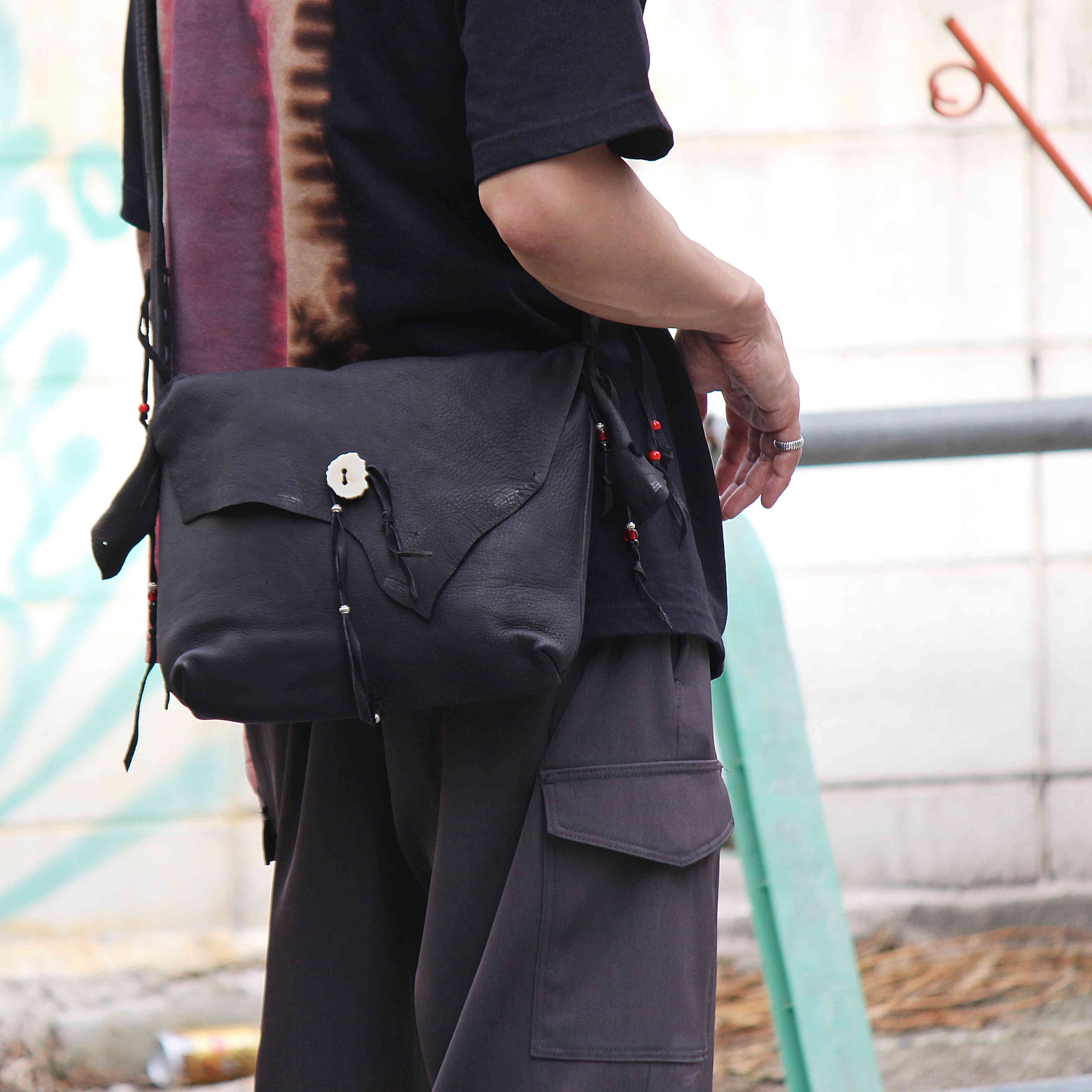 Nasngwam.×early morning / DEARSKIN MESSENGER BAG (BLACK)