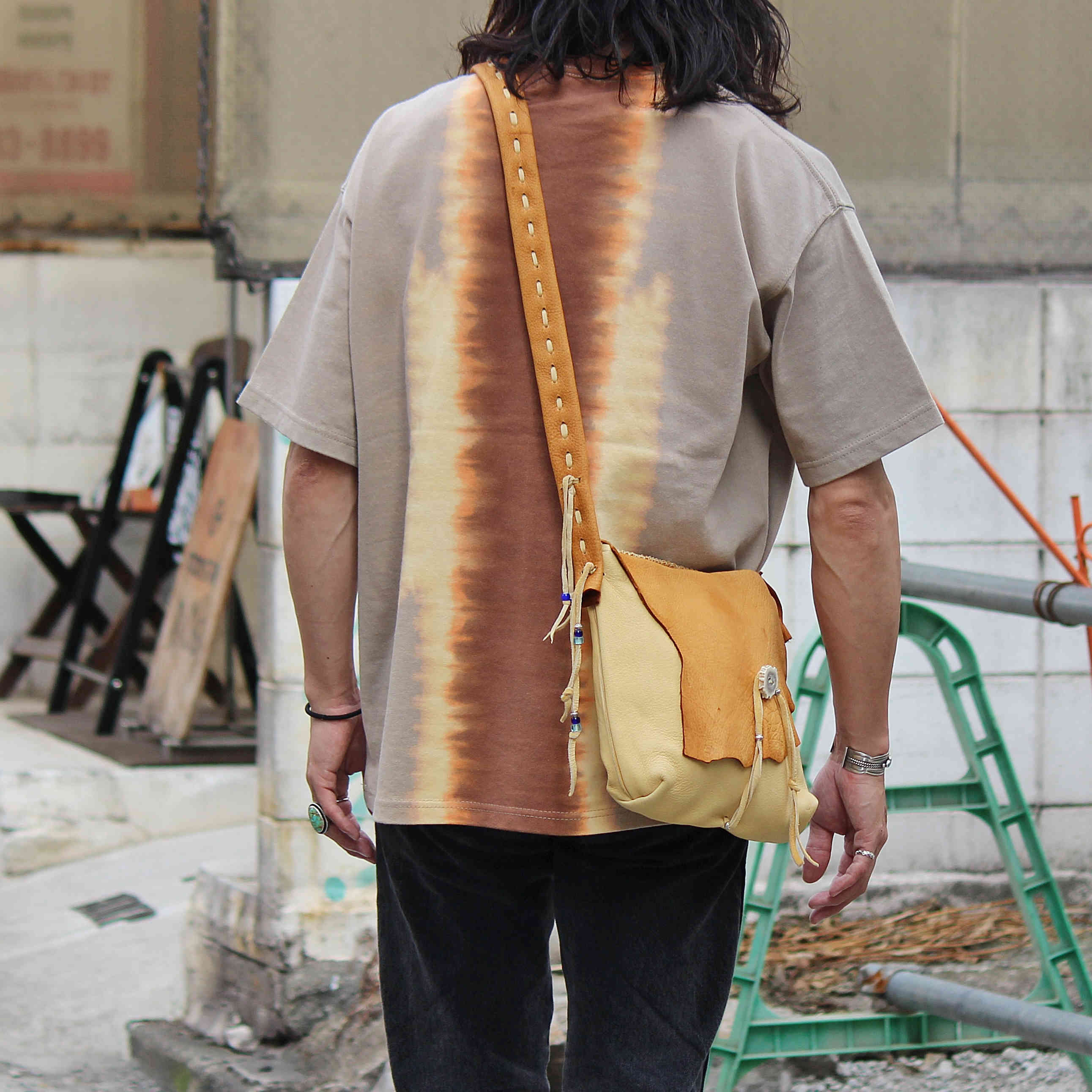 Nasngwam.×JAVARA / CANYON TEE (SAND)