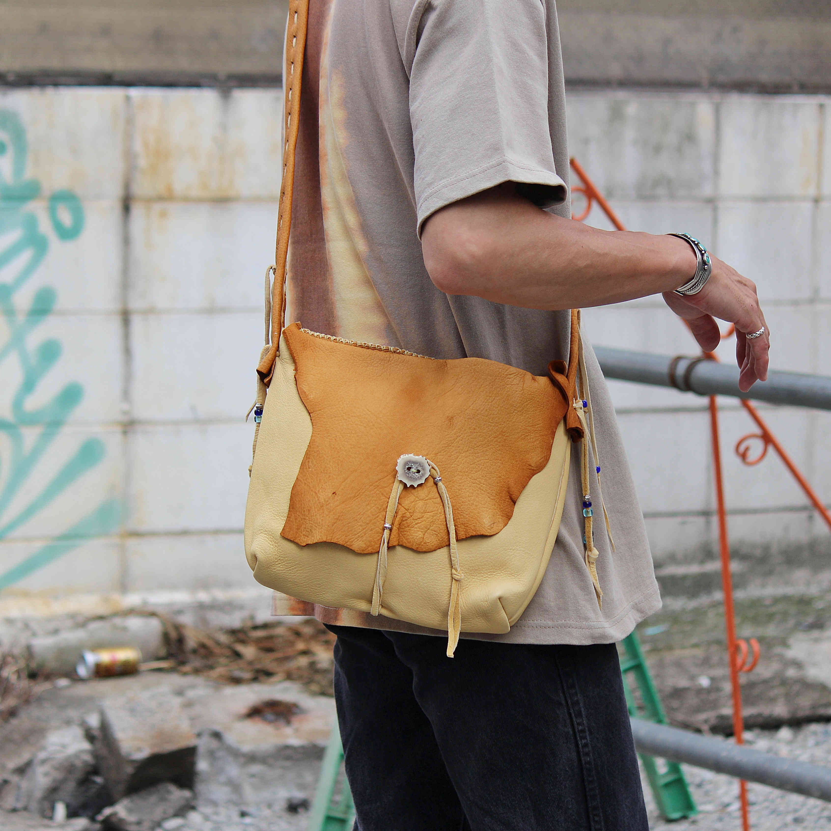 Nasngwam.×early morning / DEARSKIN MESSENGER BAG (CAMEL)