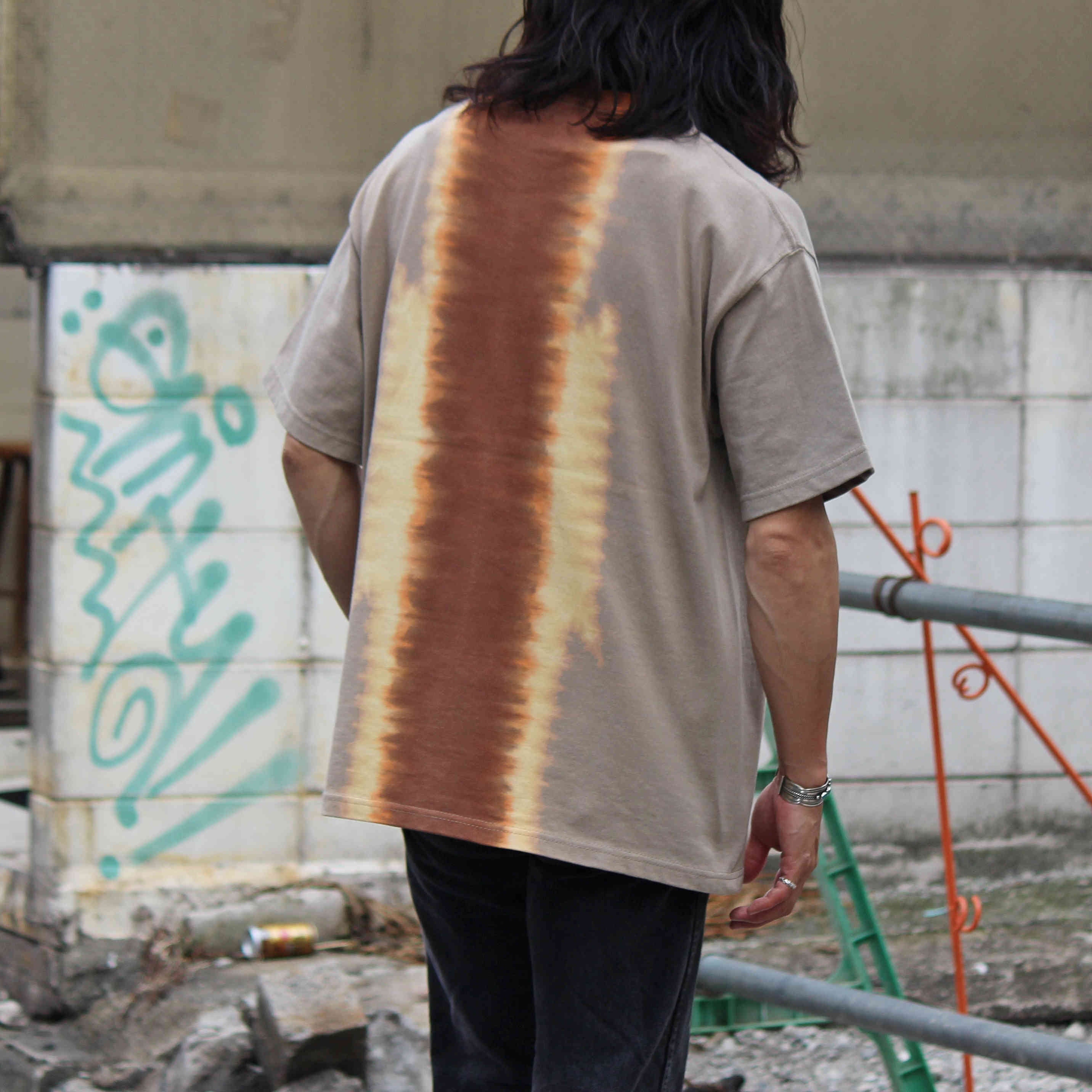 Nasngwam.×JAVARA / CANYON TEE (SAND)