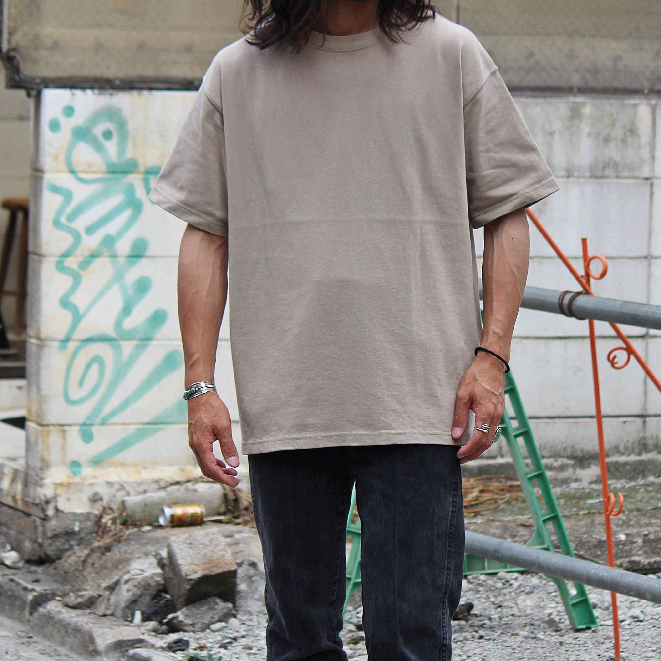 Nasngwam.×JAVARA / CANYON TEE (SAND)