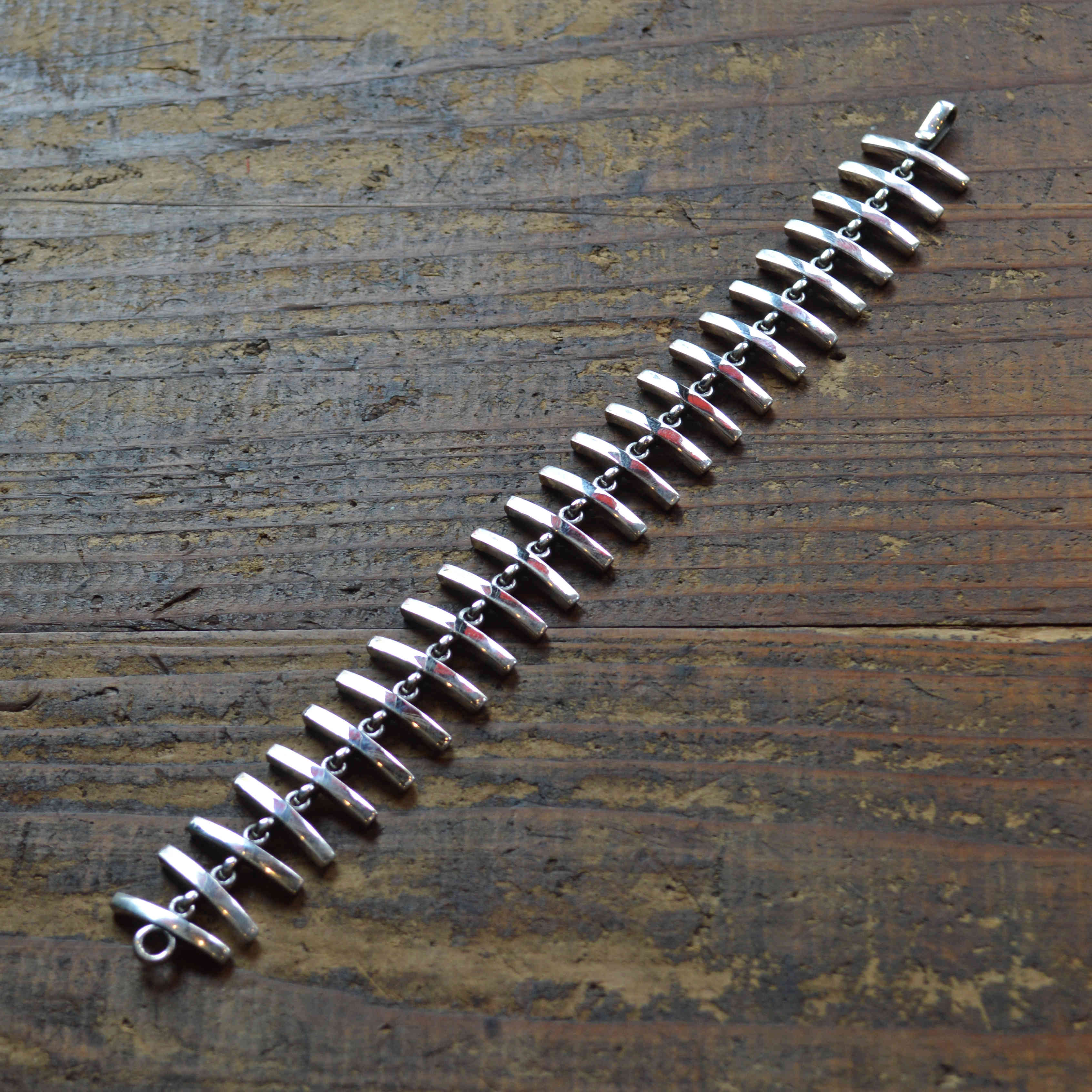 Nasngwam. / CENTIPEDE BRACELET