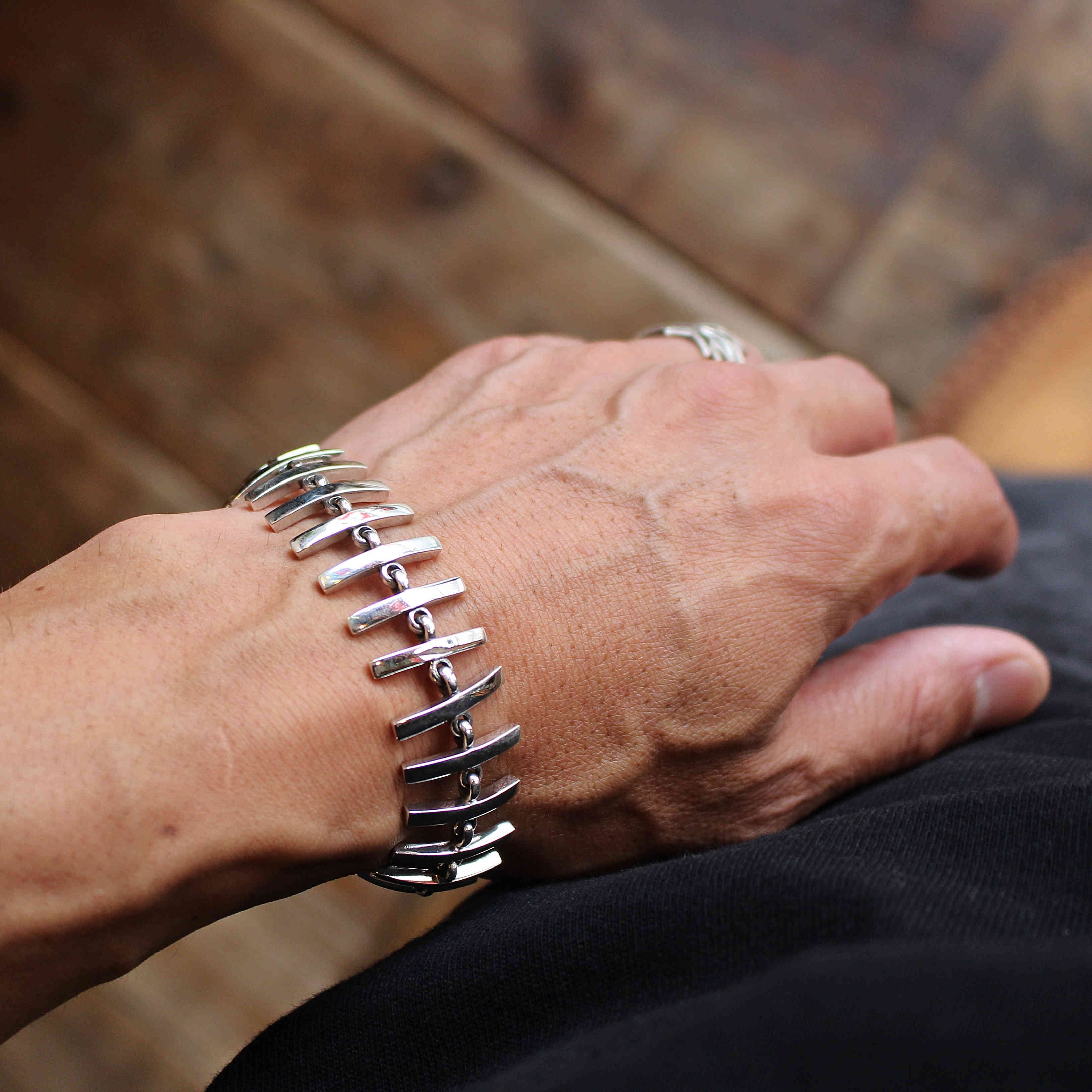 Nasngwam. / CENTIPEDE BRACELET