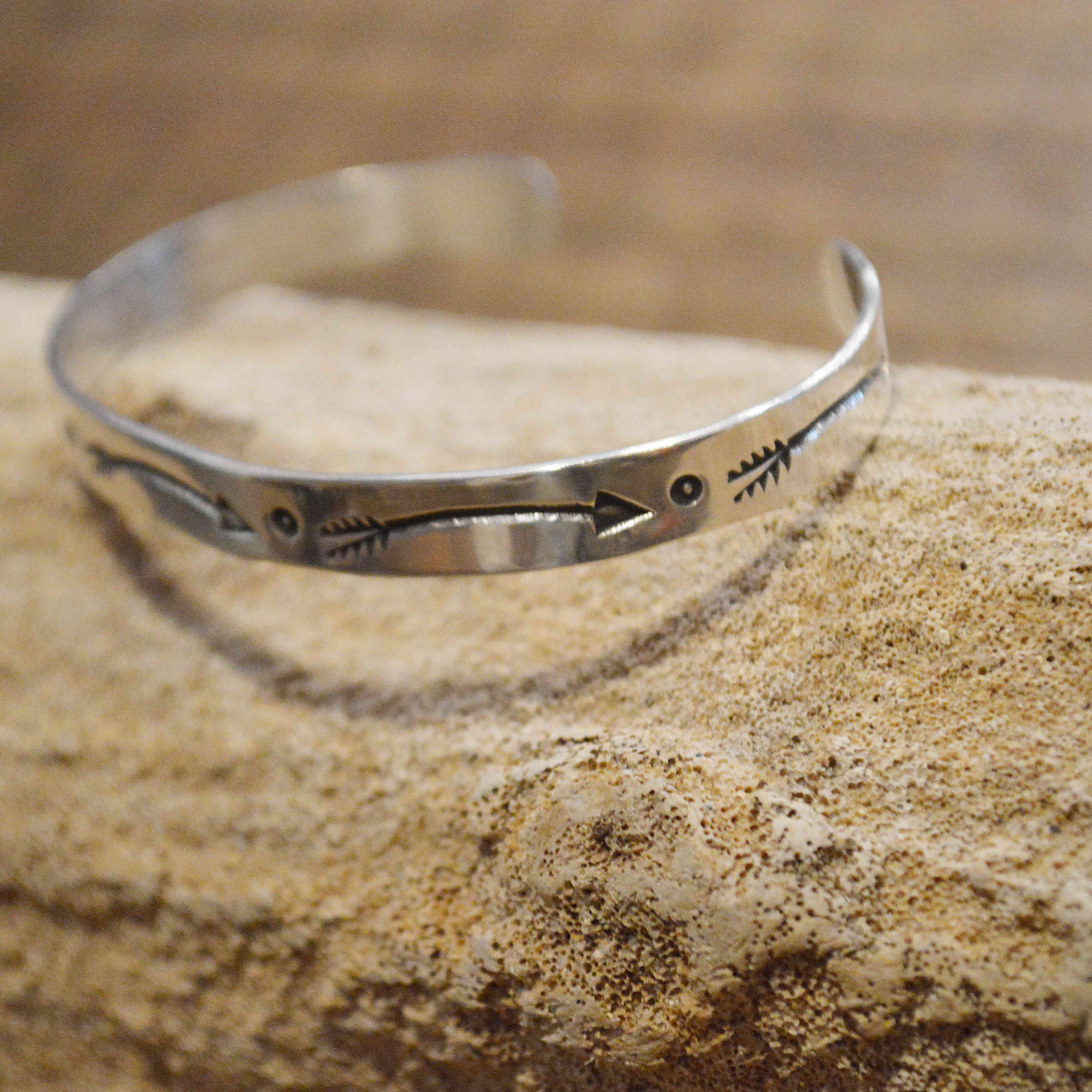 Indian jewelry / Navajo BANGLE (ARNOLD GOODLUCK)