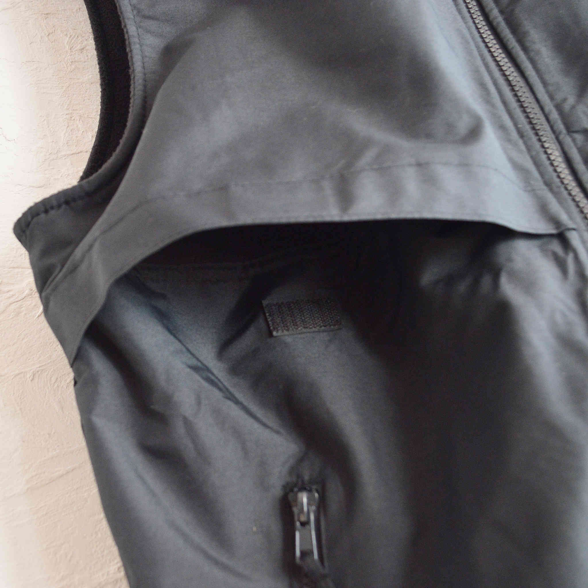 PORT AUTHORITY ポートオーソリティ / REVERSIBLE CHARGER VEST リバーシブルチェンジャーベスト (TRUE BLACK トゥルーブラック)