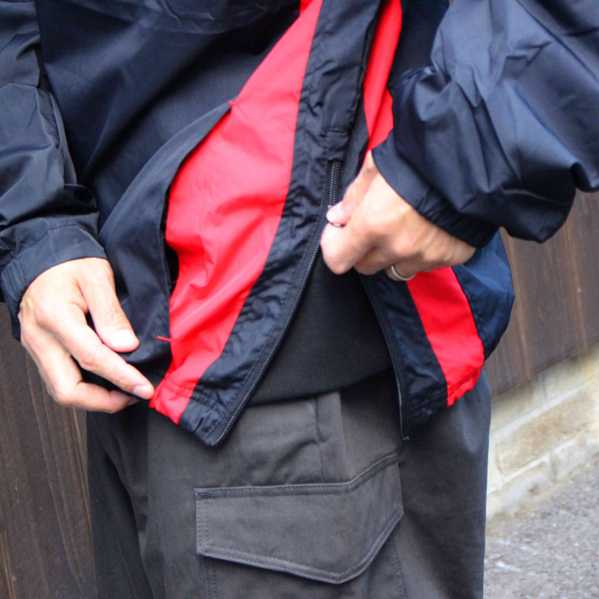 Sport-Tek スポーツテック / Tipped V-Neck Raglan Wind Shirt ウィンドシャツ (BLACK / TRUE RED ブラックトゥルーレッド)
