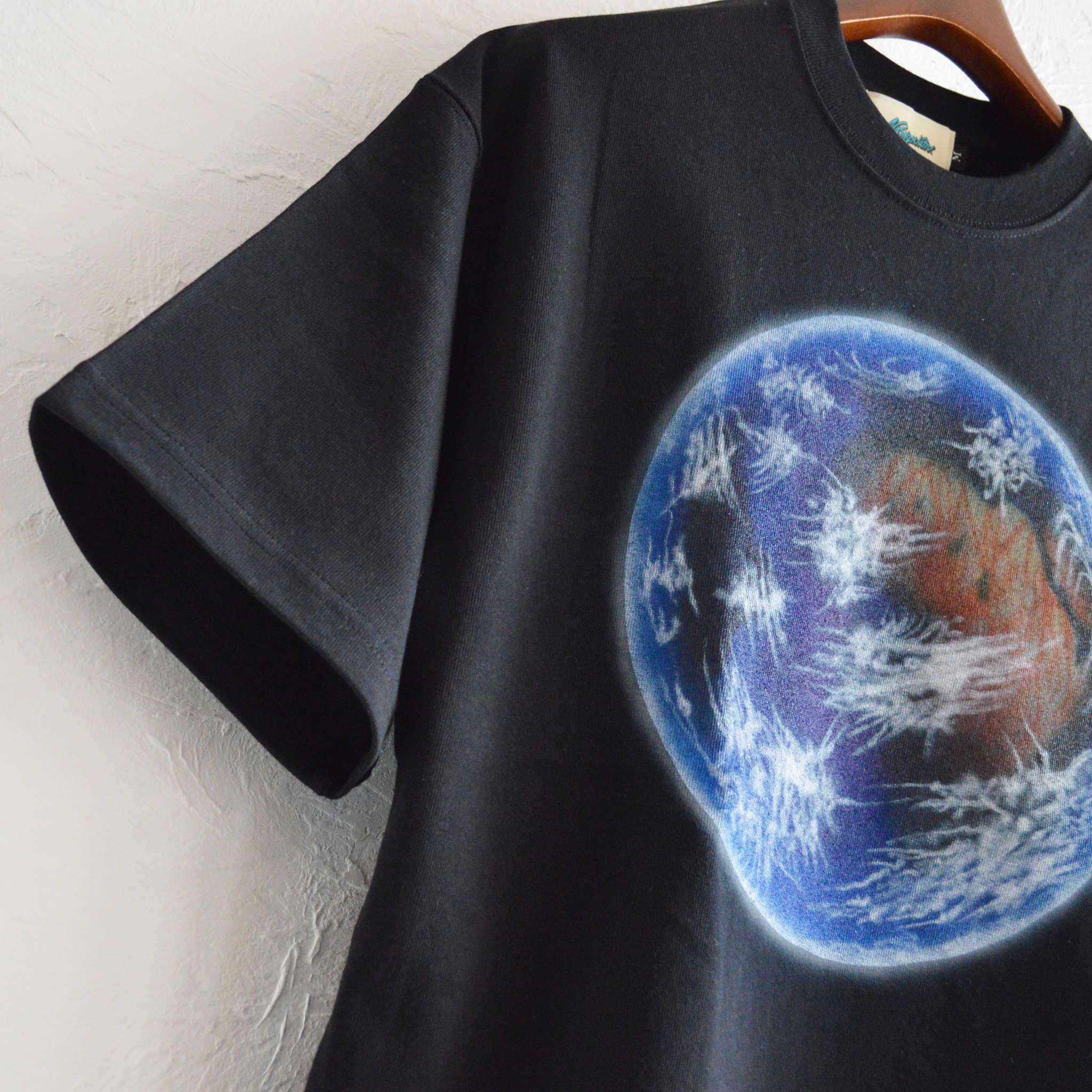 Nasmgwam. ナスングワム / EARTH TEE アースティー (BLACK ブラック)