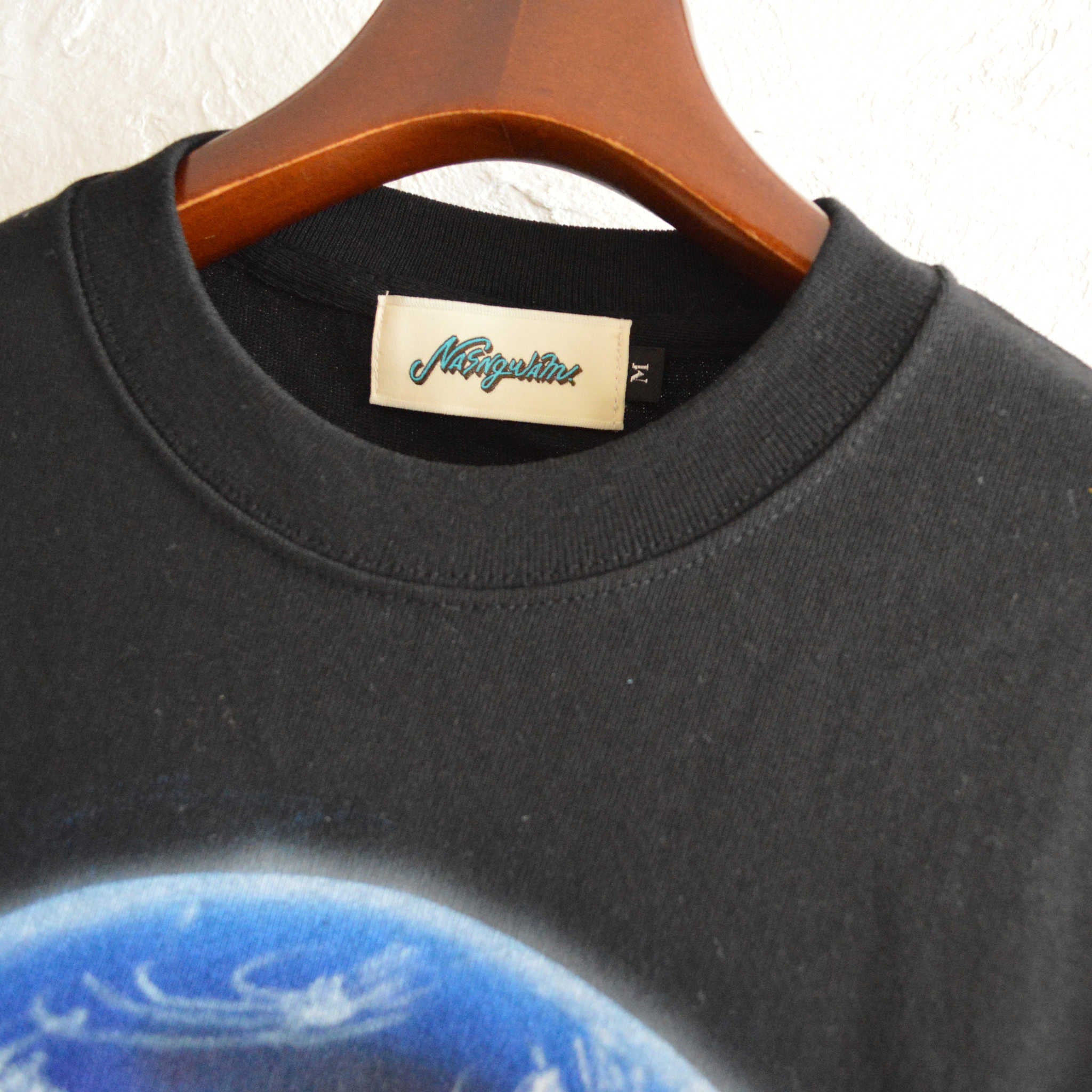 Nasmgwam. ナスングワム / EARTH TEE アースティー (BLACK ブラック)