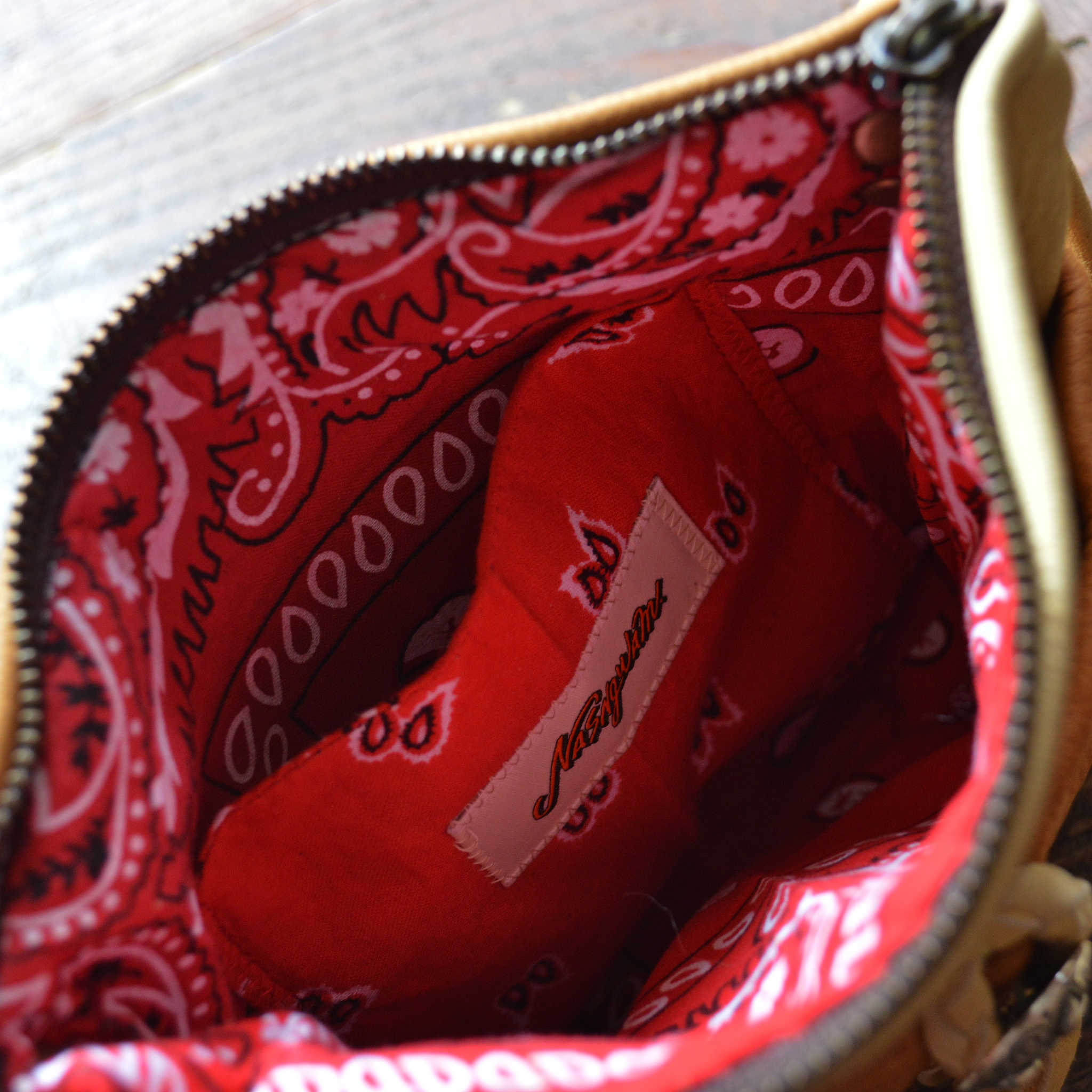 Nasngwam.×”EARLYMORNING ナスングワム アーリーモーニング / SQUARE FASTENER SACOCHE スクウェアファスナーサコッシュ (CAMEL キャメル)