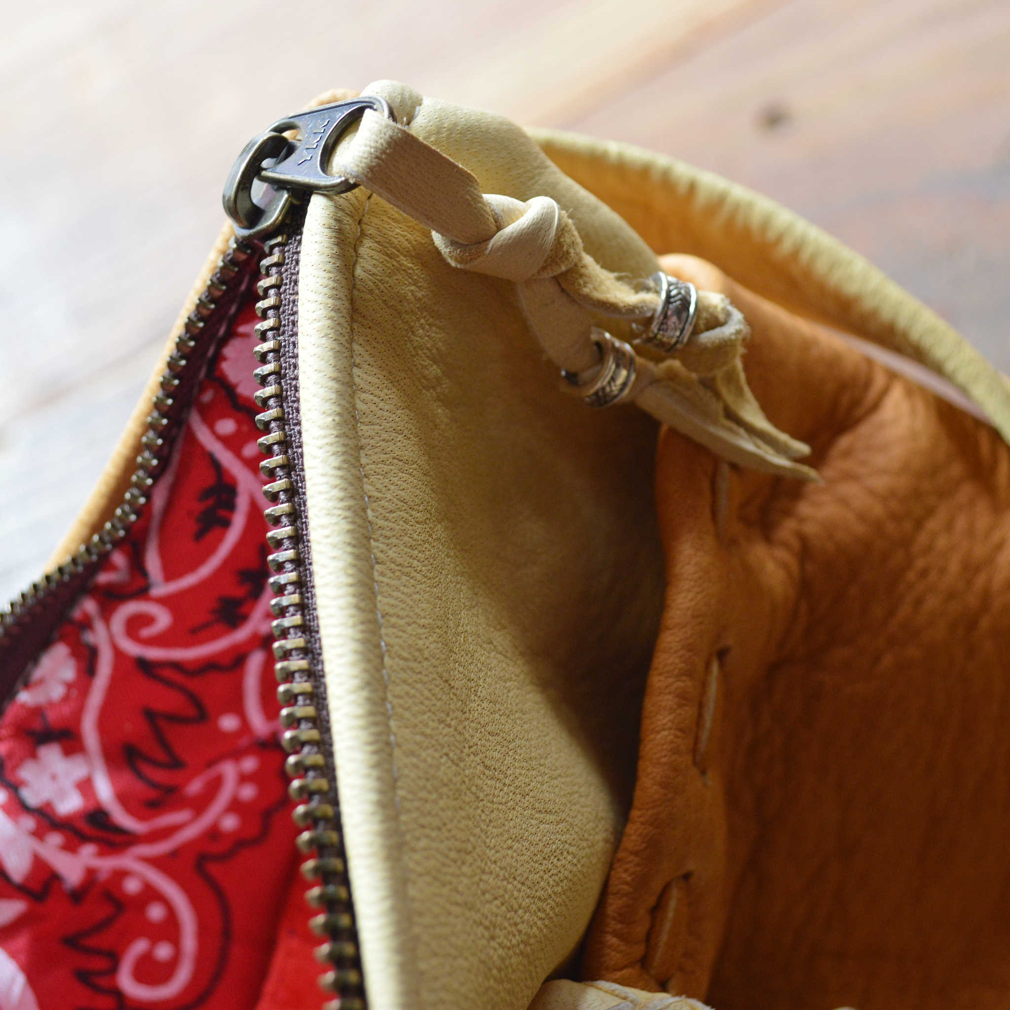 Nasngwam.×”EARLYMORNING ナスングワム アーリーモーニング / SQUARE FASTENER SACOCHE スクウェアファスナーサコッシュ (CAMEL キャメル)