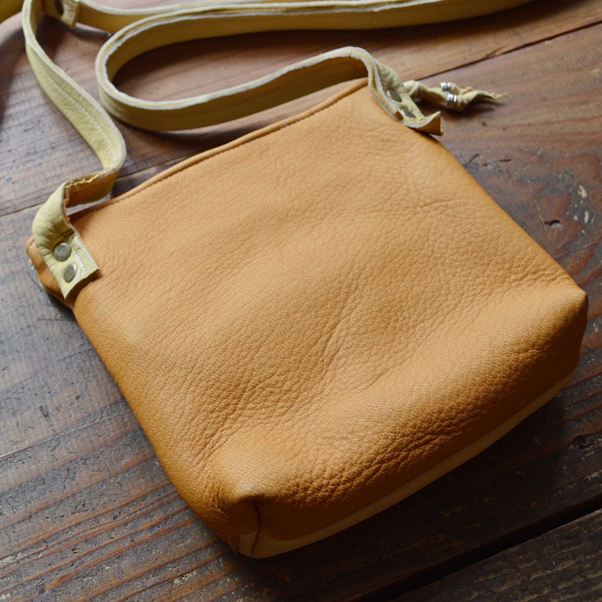 Nasngwam.×”EARLYMORNING ナスングワム アーリーモーニング / SQUARE FASTENER SACOCHE スクウェアファスナーサコッシュ (CAMEL キャメル)