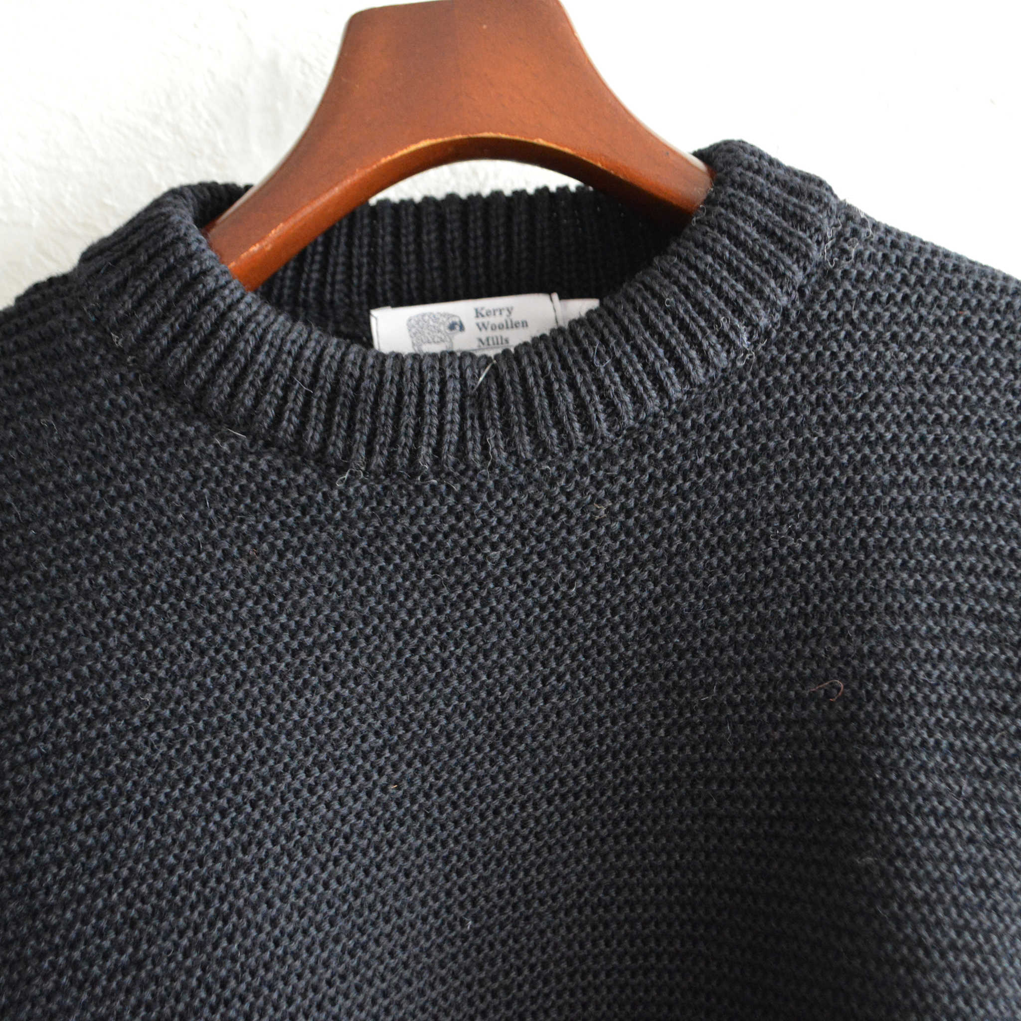 Kerry Woollen Mills ケリーウーレンミルズ / PEARL STITCH DROP SHOULDER CREW NECK SWEATER (MIDNIGHT ミッドナイト)