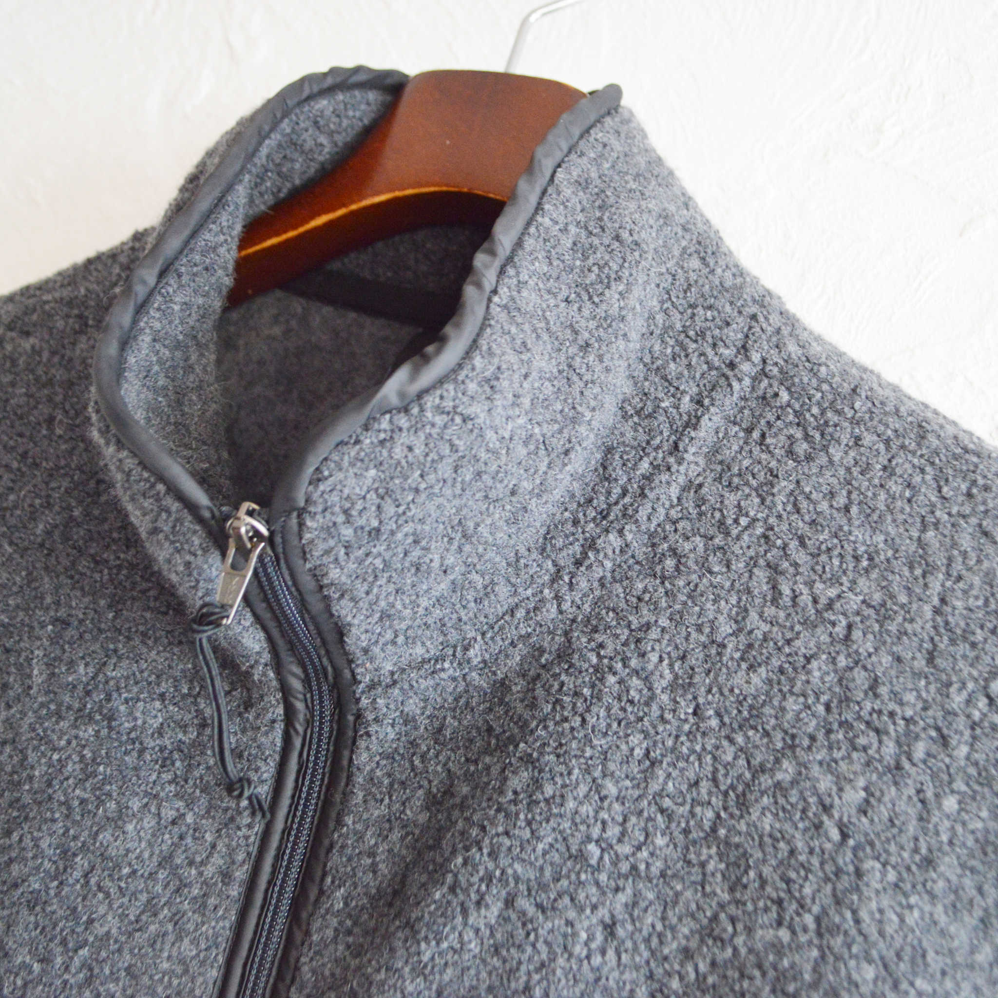 AXESQUIN アクシーズクイン / WOOL BOA VEST ウールボアベスト (CHARCOAL チャコール)