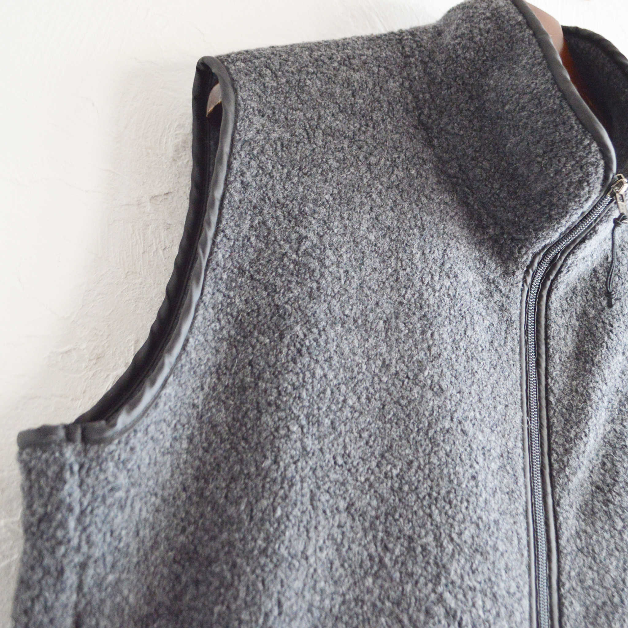 AXESQUIN アクシーズクイン / WOOL BOA VEST ウールボアベスト (CHARCOAL チャコール)