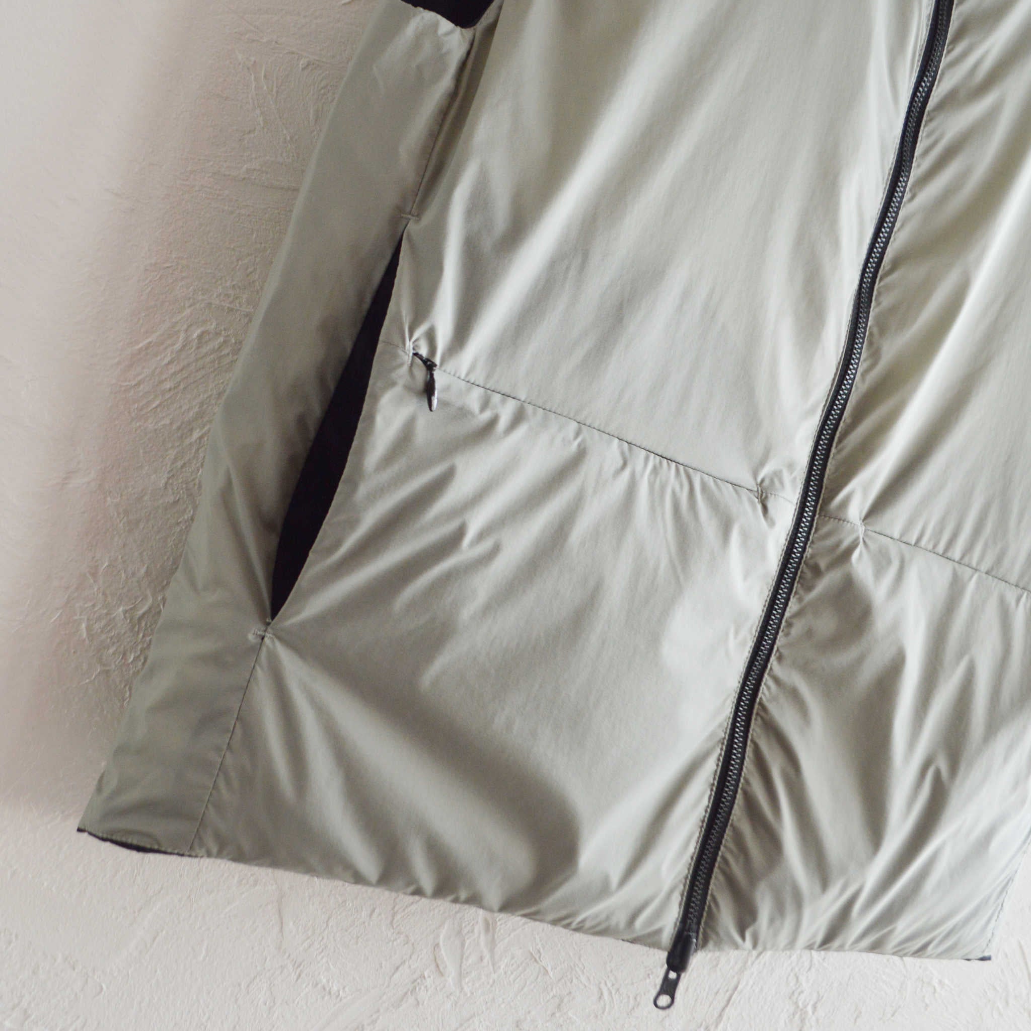 LAMOND ラモンド / LIGHT SHELL REVERSIBLE DOWN VEST ライトシェルリバーシブルダウンベスト (BLACK×SAGE GRAY ブラック)