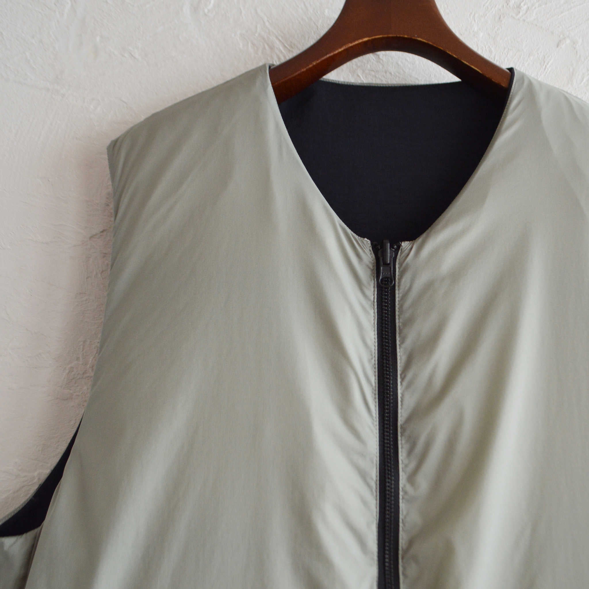 LAMOND ラモンド / LIGHT SHELL REVERSIBLE DOWN VEST ライトシェルリバーシブルダウンベスト (BLACK×SAGE GRAY ブラック)