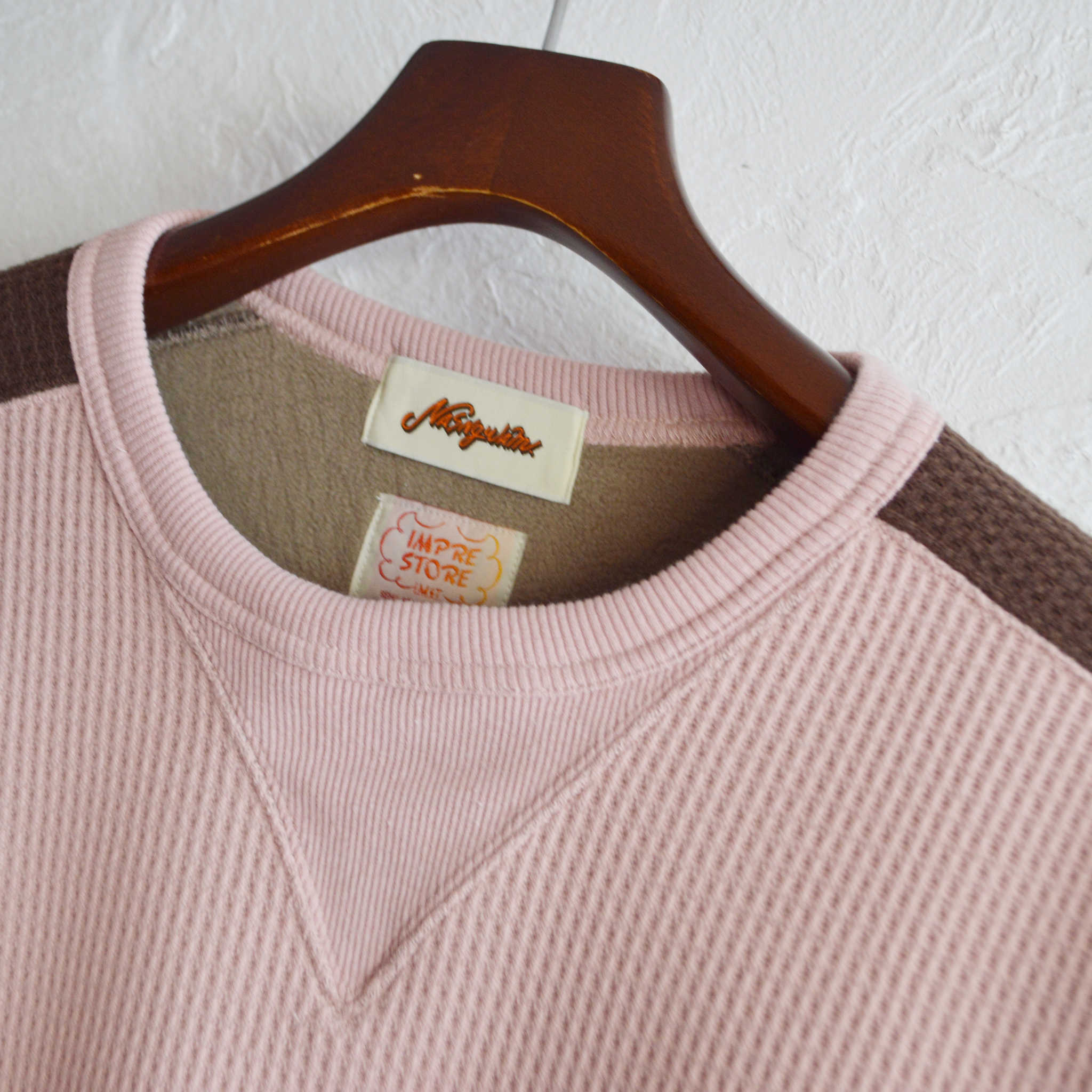 Nasngwam.×IMPRESTORE ナスングワム インプレストア / 極暖freedom sweat ゴクダンフリーダムスウェット (PINK×BROWN ピンク)