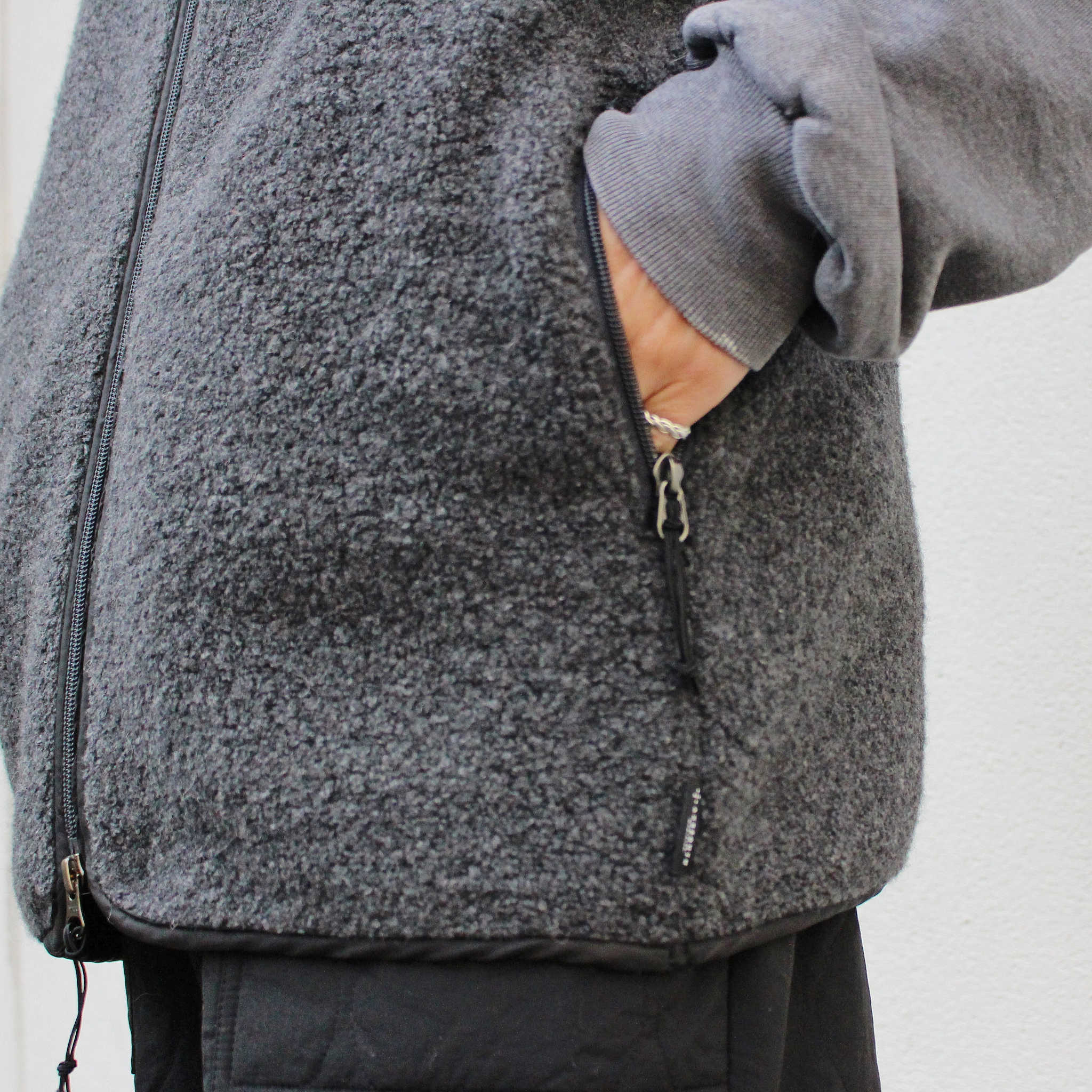 AXESQUIN アクシーズクイン / WOOL BOA VEST ウールボアベスト (CHARCOAL チャコール)