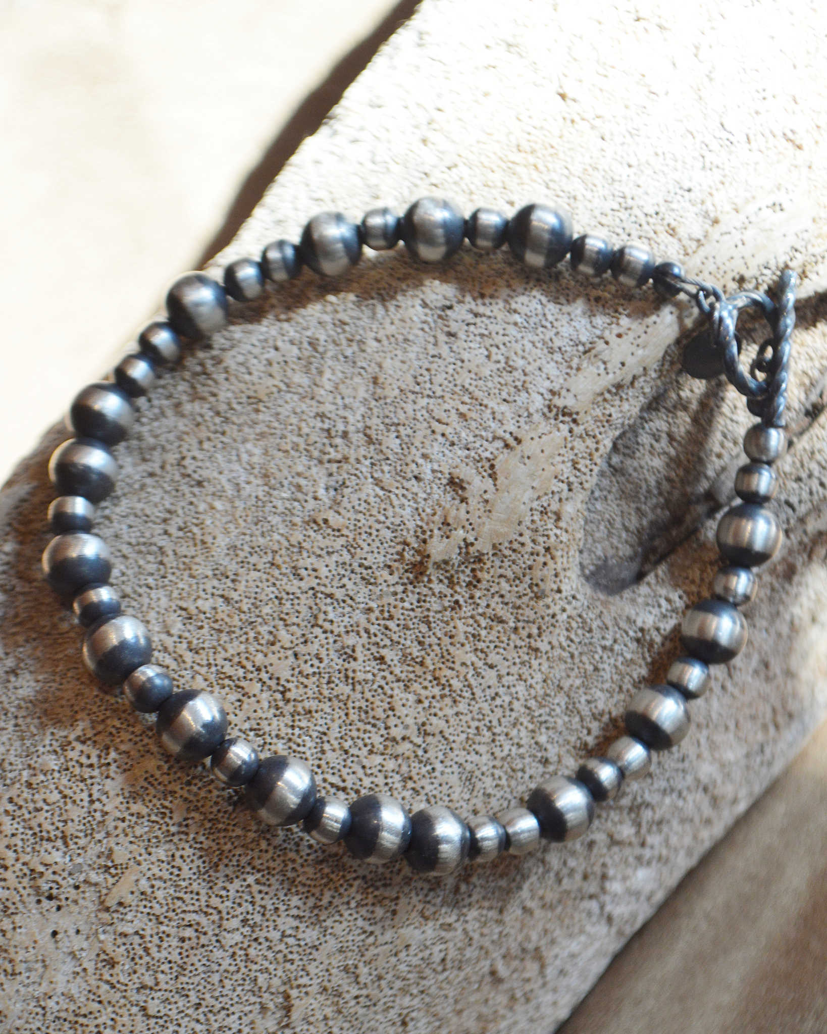 Indian jewelry インディアンジュエリー / Navajo Pearl Bracelet ナバホパールブレスレット 4mm×5mm丸玉MIX (TERESA BELONE テレサベローネ)