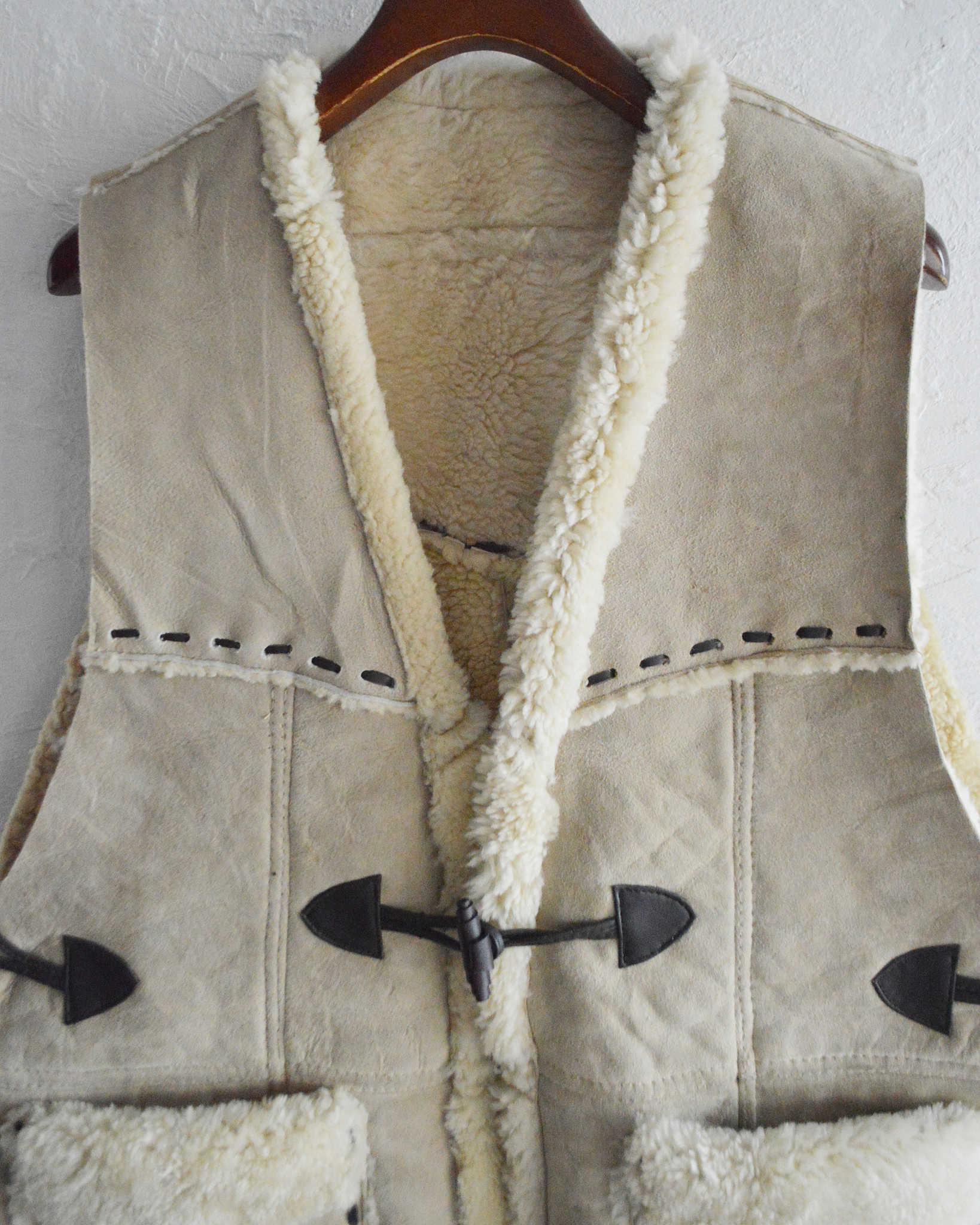 Nasngwam. ナスングワム / IGLLO MOUTON VEST イグルームートンベスト Msize (CAMEL キャメル)