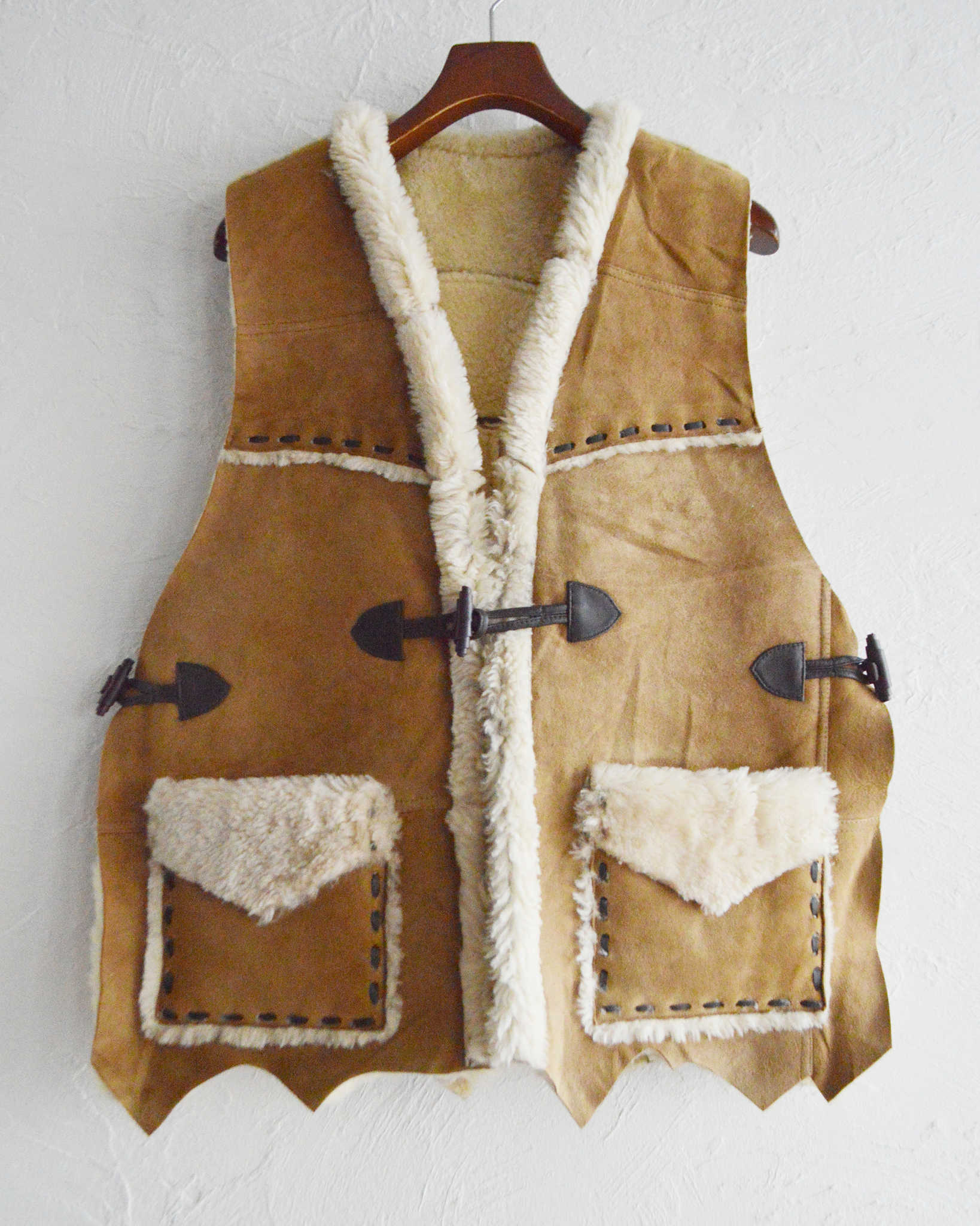 Nasngwam. ナスングワム / IGLLO MOUTON VEST イグルームートンベスト Lsize (CAMEL キャメル)