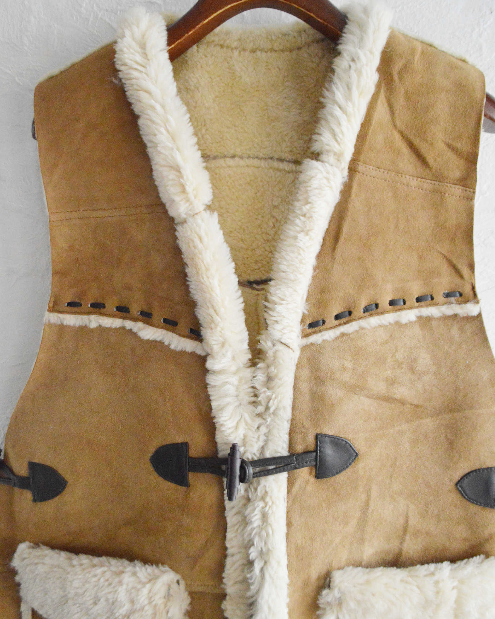 Nasngwam. ナスングワム / IGLLO MOUTON VEST イグルームートンベスト Lsize (CAMEL キャメル)