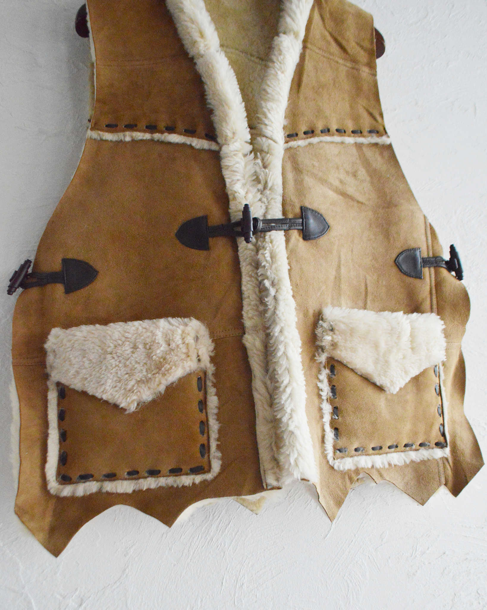 Nasngwam. ナスングワム / IGLLO MOUTON VEST イグルームートンベスト Lsize (CAMEL キャメル)