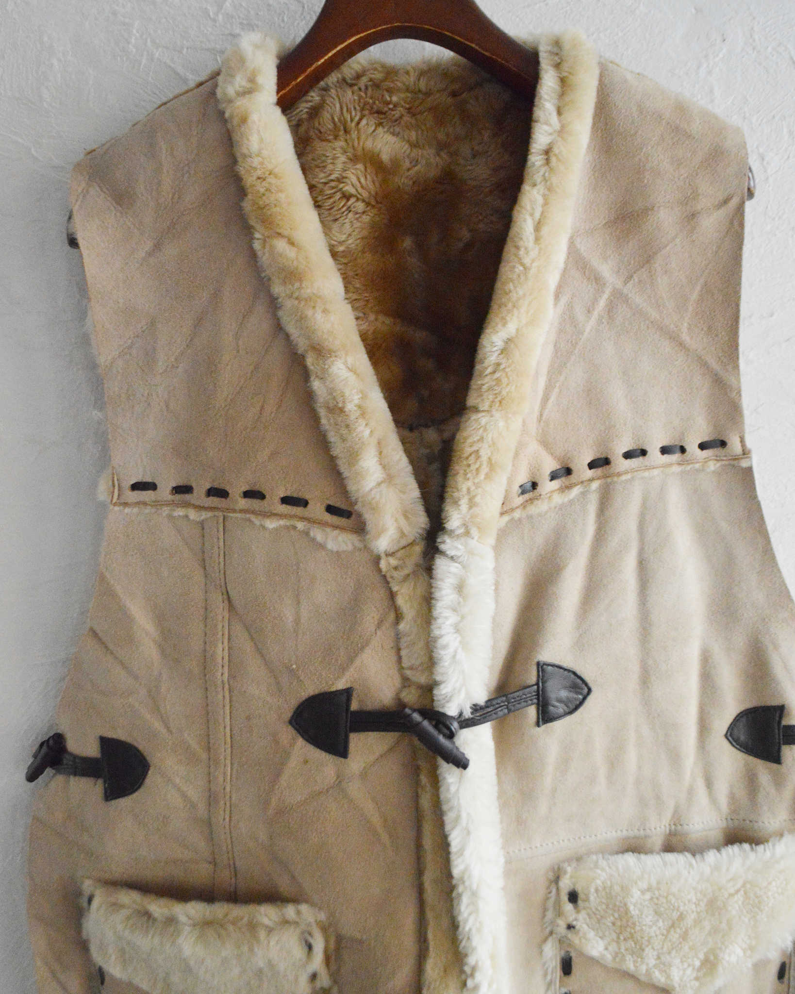 Nasngwam. ナスングワム / IGLLO MOUTON VEST イグルームートンベスト Lsize (CAMEL キャメル)