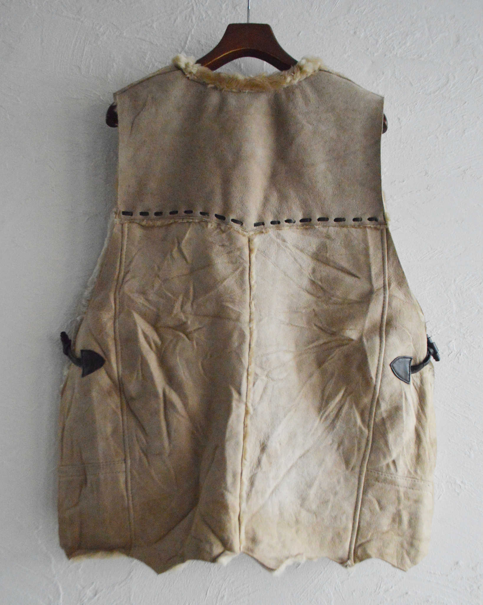 Nasngwam. ナスングワム / IGLLO MOUTON VEST イグルームートンベスト Lsize (CAMEL キャメル)