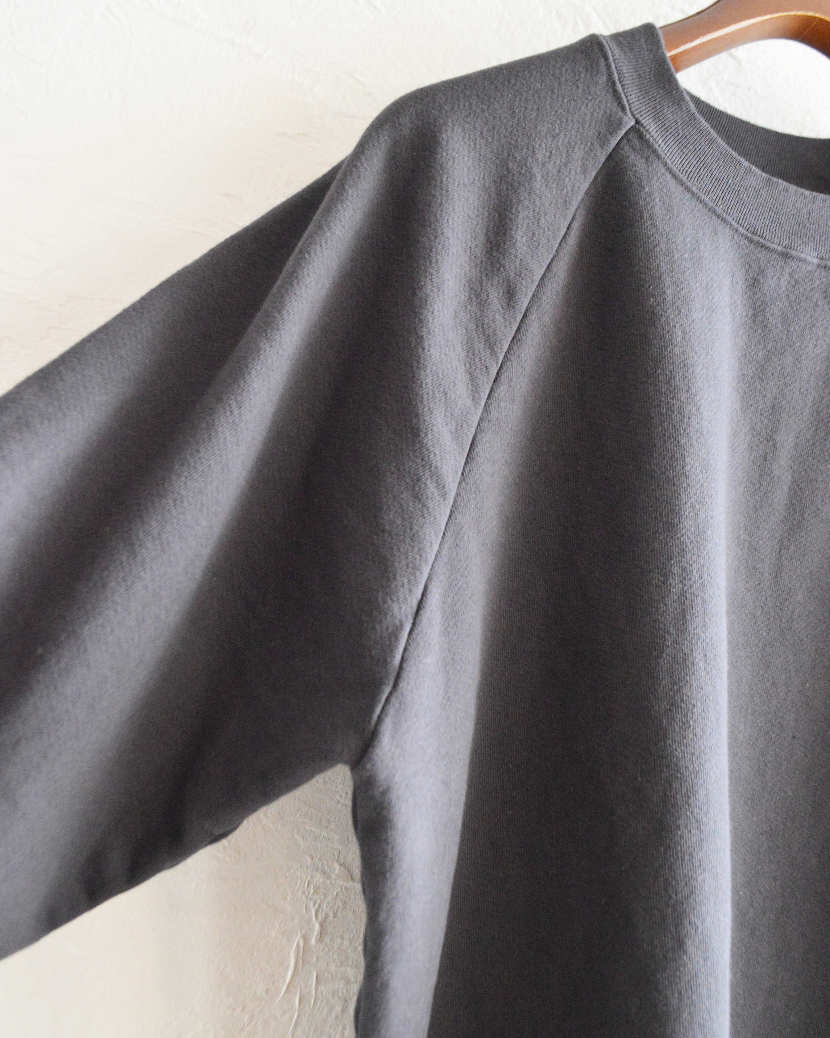 NECESSARY or UNNECESSARY ネセサリーオアアンネセサリー N.O.UNナウン / MAC RAGLAN L/S マックラグラン (SUMI スミ)