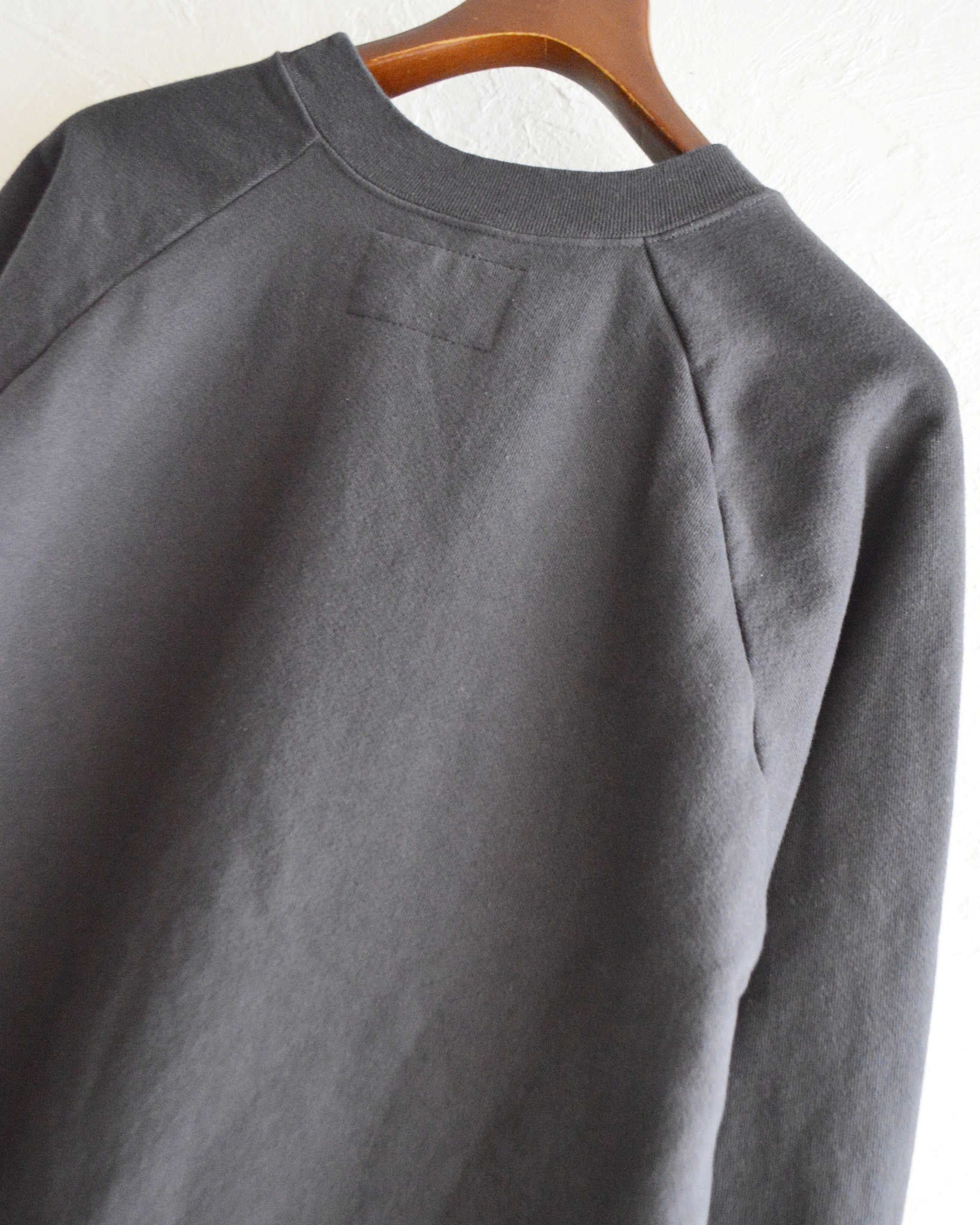 NECESSARY or UNNECESSARY ネセサリーオアアンネセサリー N.O.UNナウン / MAC RAGLAN L/S マックラグラン (SUMI スミ)