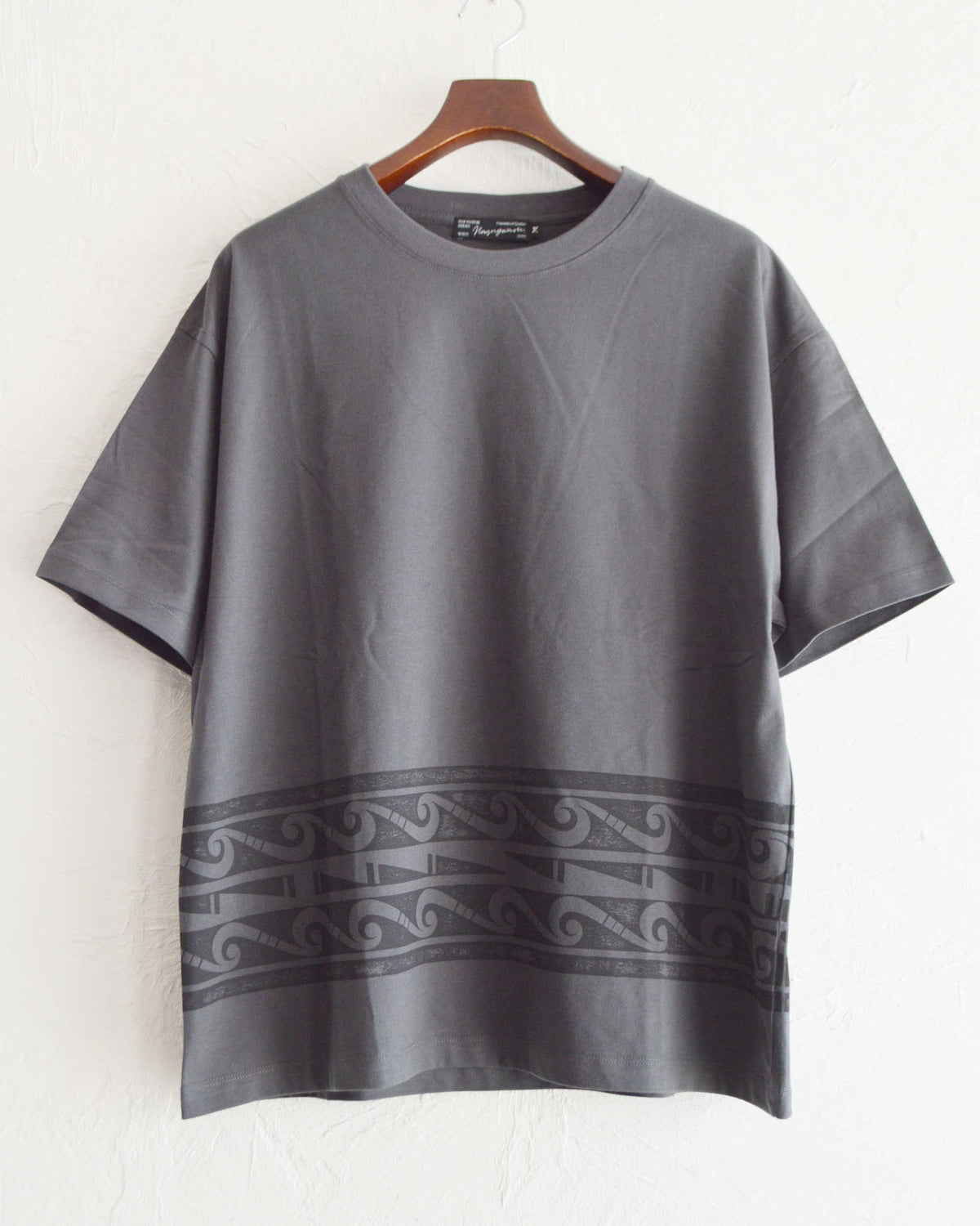 Nasngwam. ナスングワム / LAGNA TEE ラグナティー (CHARCOAL チャコール)
