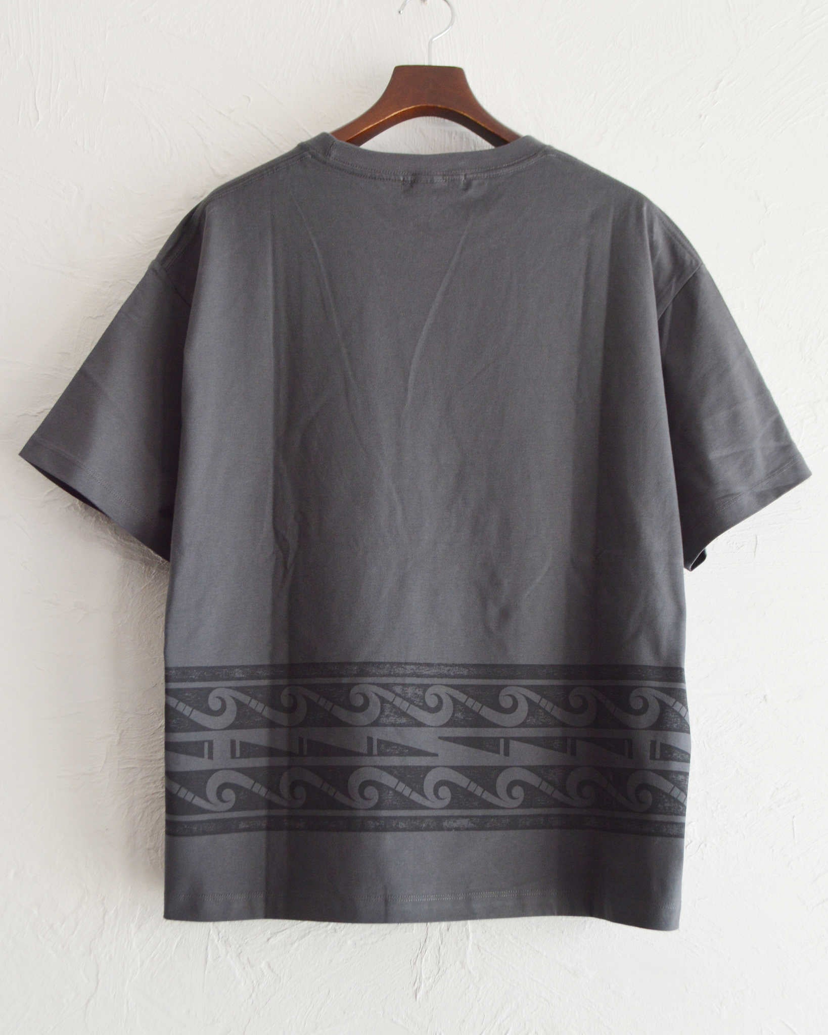 Nasngwam. ナスングワム / LAGNA TEE ラグナティー (CHARCOAL チャコール)