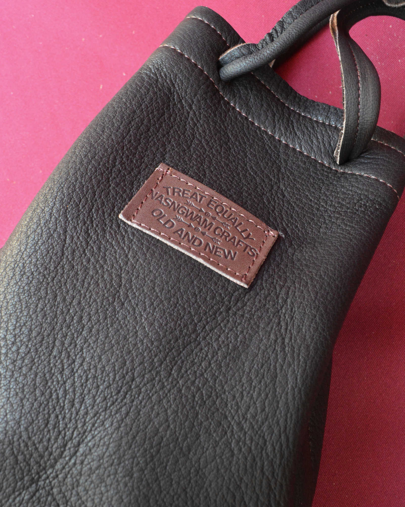 Nasngwam.×EARLYMORNINGS ナスングワム アーリーモーニング / DEERSKIN WHISKY BAG ディアスキンウイスキーバッグ (CHOCOLATE チョコレート)