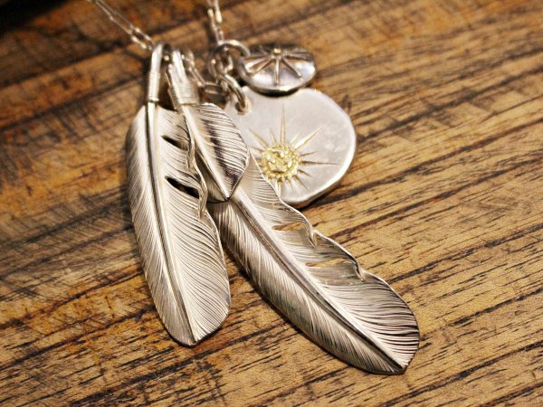 FEATHER (L) with HEART FEATHER / SUNSHINE STUDIO