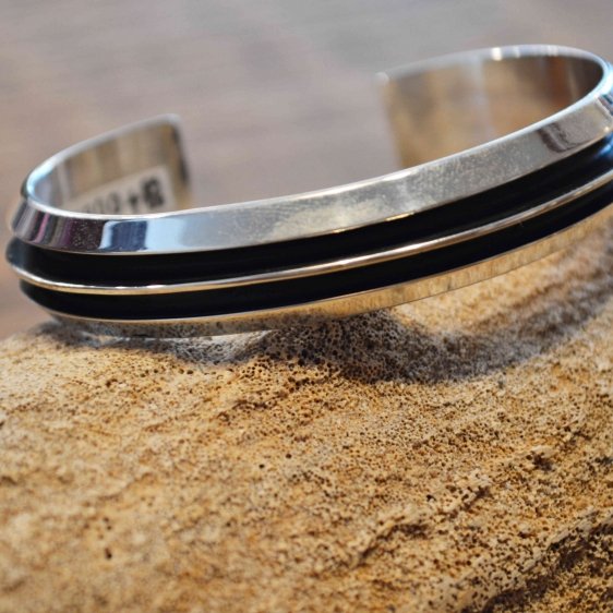 indian jewelry インディアンジュエリー / Navajo BANGLE ナヴァホバングル(TOM HAWK トムホーク)