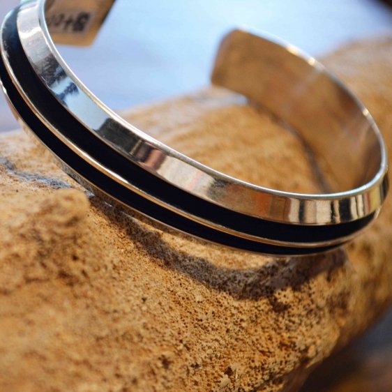 indian jewelry インディアンジュエリー / Navajo BANGLE ナヴァホバングル(TOM HAWK トムホーク)