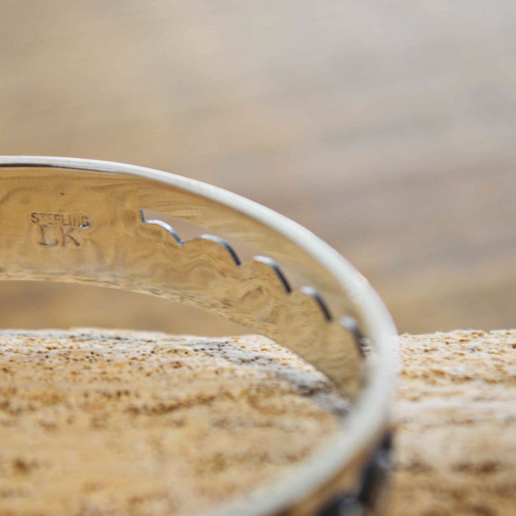 Indian jewelry インディアンジュエリー / HOPI BANGLE ホピバングル (LUCION KOINVA ルシオンコインヴァ)