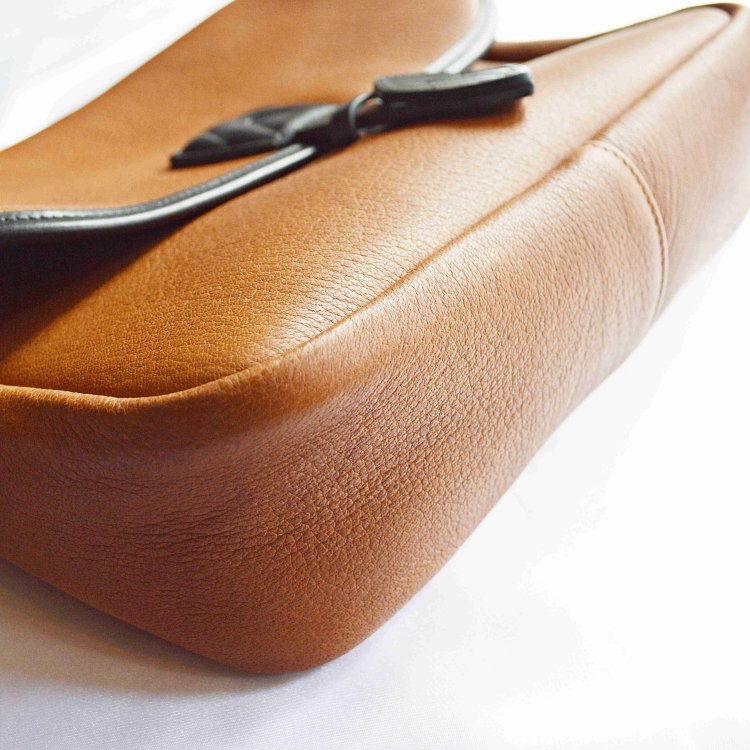 ITUAIS イトゥアイス / Carlos Shoulder Bag カルロスショルダーバッグ (Doeskin Camel ドエスキン キャメル)