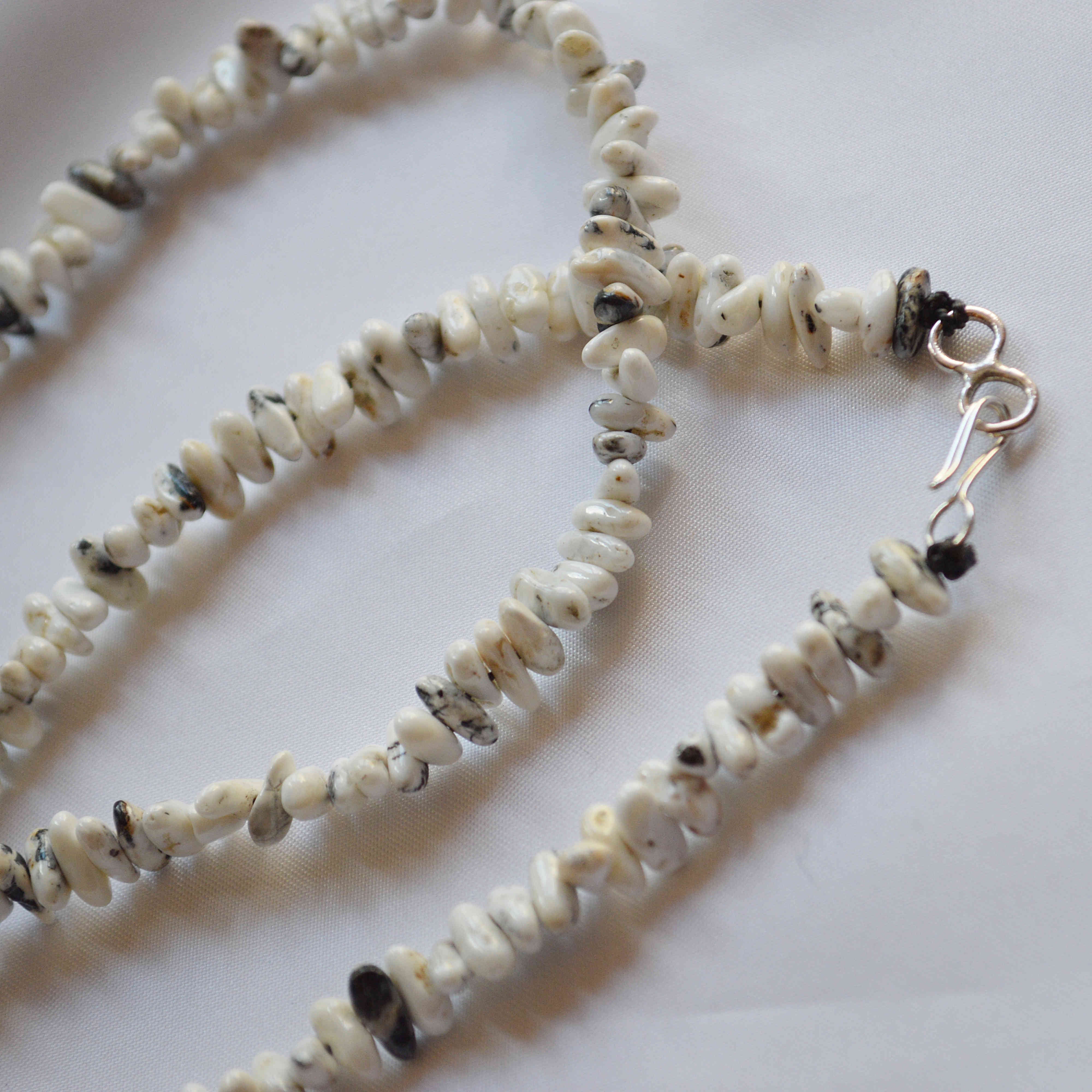 Indian jewelry インディアンジュエリー / Navajo Nugget Necklace ナヴァホナゲットネックレス (White Buffalo ホワイトバッファロー)